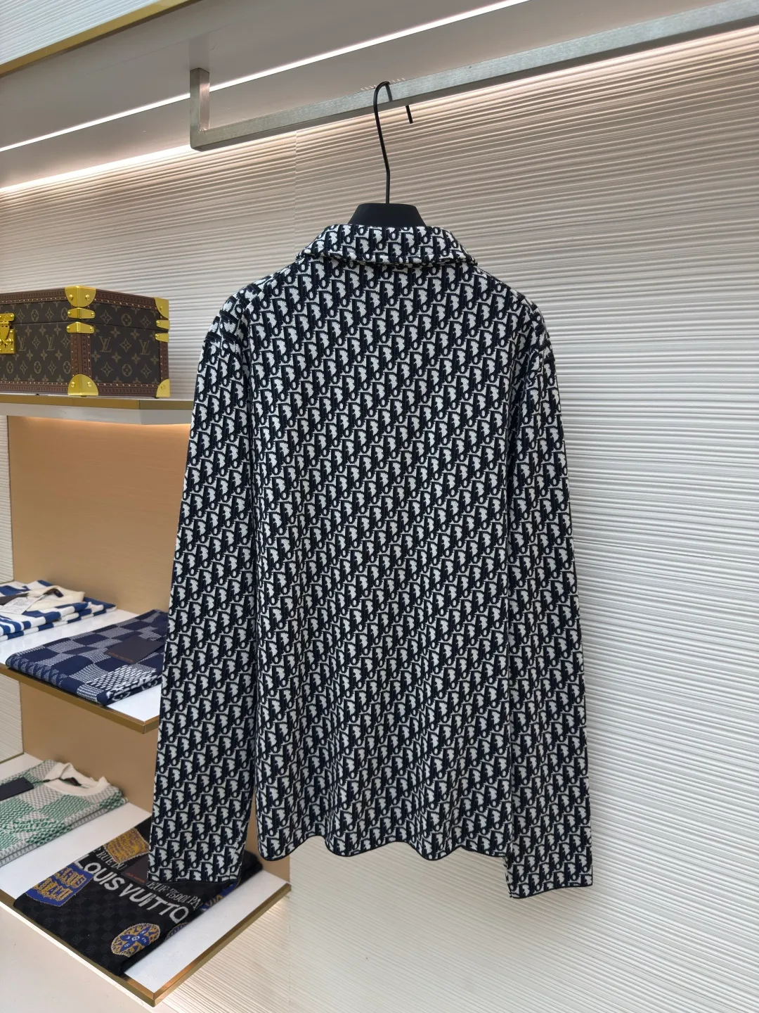 DIOR woolen shirt with full-print letters ●Authentic product: 13000 purchased and developed ●Item number: 1680373-B00 ●Fabric: wool blended fabric ●Technology: jacquard production ●Version: fitted version ●Weight: about 495 grams ●Size: XS-S-M-L ●Description: Wool custom-dyed 40-count combed cotton blended wool yarn, using imported Tajima Seiko to make 14-needle three-color jacquard craftsmanship. A single piece takes 280 minutes. The collar is cut and stitched, and the positioning is designed. The pattern is cut out and made by an experienced master craftsman. Each piece is customized according to YB Pattern pattern, sewing plate, positioning with straight eyes, specific logo natural colored shell, overall straight and delicate wiring, comfortable and soft fabrics, consistent colors without color difference, can be matched with the same style to create a fashionable look, control various occasions, customized accessories, complete three standards, the same style for men and women!