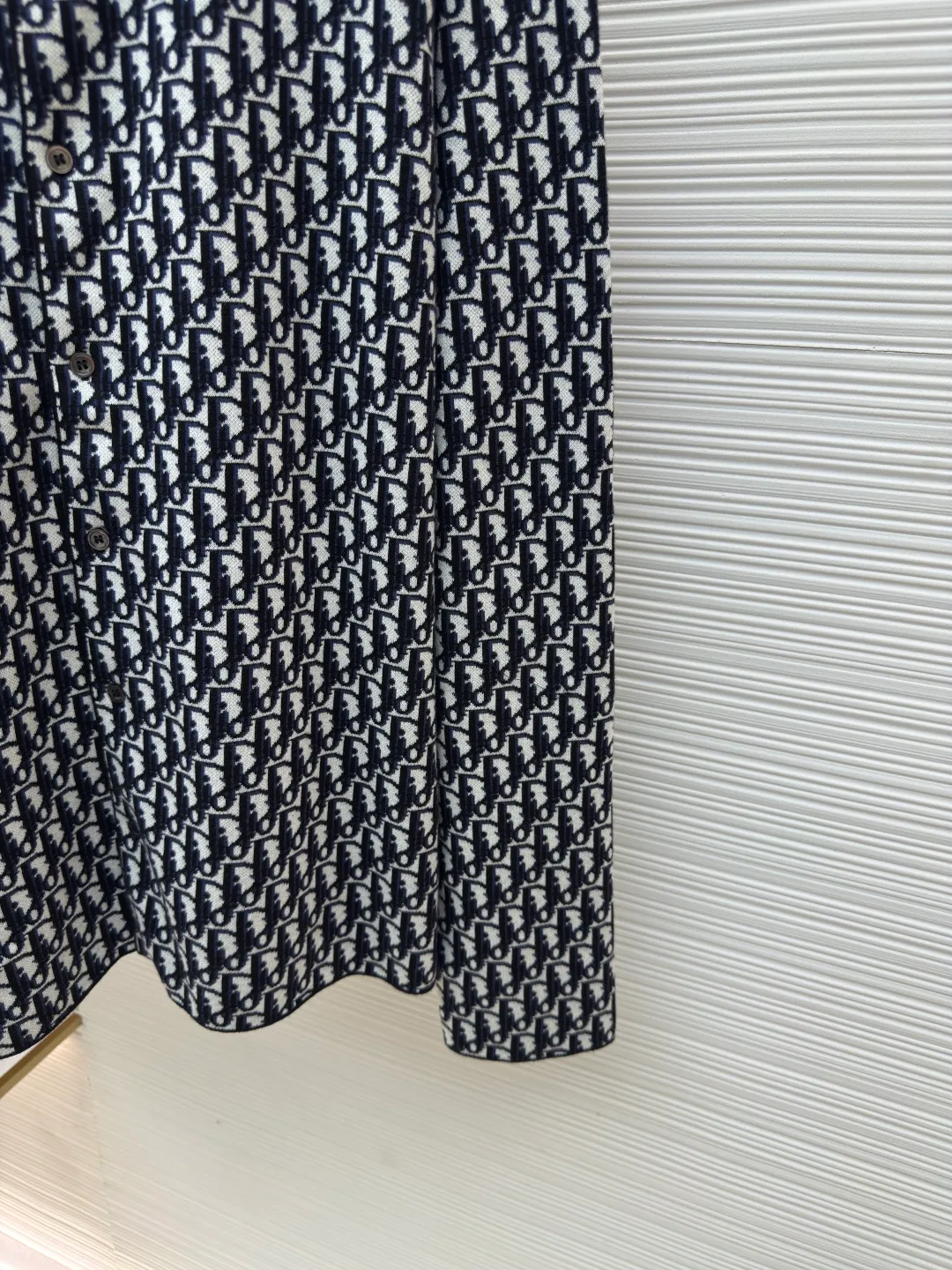 DIOR woolen shirt with full-print letters ●Authentic product: 13000 purchased and developed ●Item number: 1680373-B00 ●Fabric: wool blended fabric ●Technology: jacquard production ●Version: fitted version ●Weight: about 495 grams ●Size: XS-S-M-L ●Description: Wool custom-dyed 40-count combed cotton blended wool yarn, using imported Tajima Seiko to make 14-needle three-color jacquard craftsmanship. A single piece takes 280 minutes. The collar is cut and stitched, and the positioning is designed. The pattern is cut out and made by an experienced master craftsman. Each piece is customized according to YB Pattern pattern, sewing plate, positioning with straight eyes, specific logo natural colored shell, overall straight and delicate wiring, comfortable and soft fabrics, consistent colors without color difference, can be matched with the same style to create a fashionable look, control various occasions, customized accessories, complete three standards, the same style for men and women!