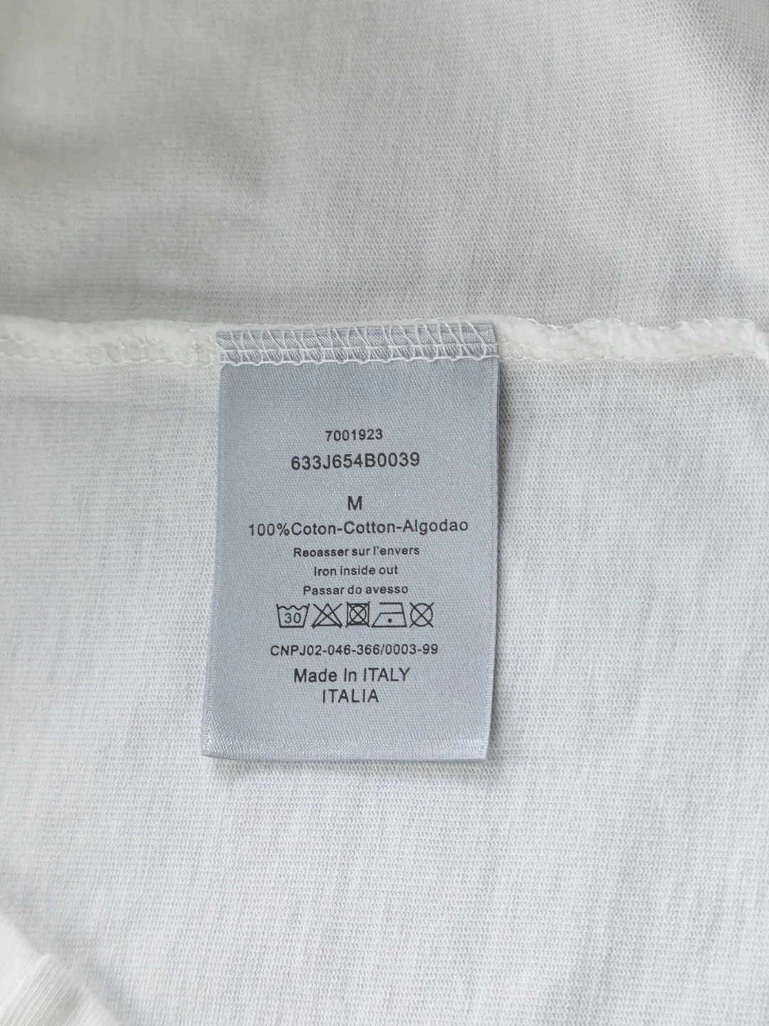 🅿️210 DIOR Dior Dior CD micro wide version S-XL Dior 26ss official website is always unbeatable classic style permanent boutique counter eternal co-branded floral letter patch on the chest 🪡 embroidery + velvet simple letters large logo on the back 🪡 embroidered logo heavy craftsmanship same style short-sleeved T-shirt, cotton blended terry jersey fabric, original development This is from the 2025 beachwear limited series. The full-logo jacquard towel highlights the classic Obliave flower. It is matched with an S-shaped round neck and topstitching. It is unique. The whole body is decorated with obliqve jacquard. The ribbed round neck is matched with V-shaped topstitching. Customized accessories. The whole body is customized and developed according to the Y-panel... Complete with three standards, it can control various styles and pay tribute to Dior's historic year! Coupled with the blessing of full-flower cotton material, both the upper body comfort and the existence are unparalleled. It can be said to be a must-have companion in summer. The excellent breathability and comfortable wearing feeling are unparalleled~ Recommended! ! Same style for men and women! Color: Black White Blue Purple Size: S-XL Size chart: S: Shoulder width 50-Bust 56-Length 70 M: Shoulder width 52-Bust 57-Length 72 L: Shoulder width 54-Bust 59-Length 74 XL: Shoulder width 56-Bust 62-Length 76