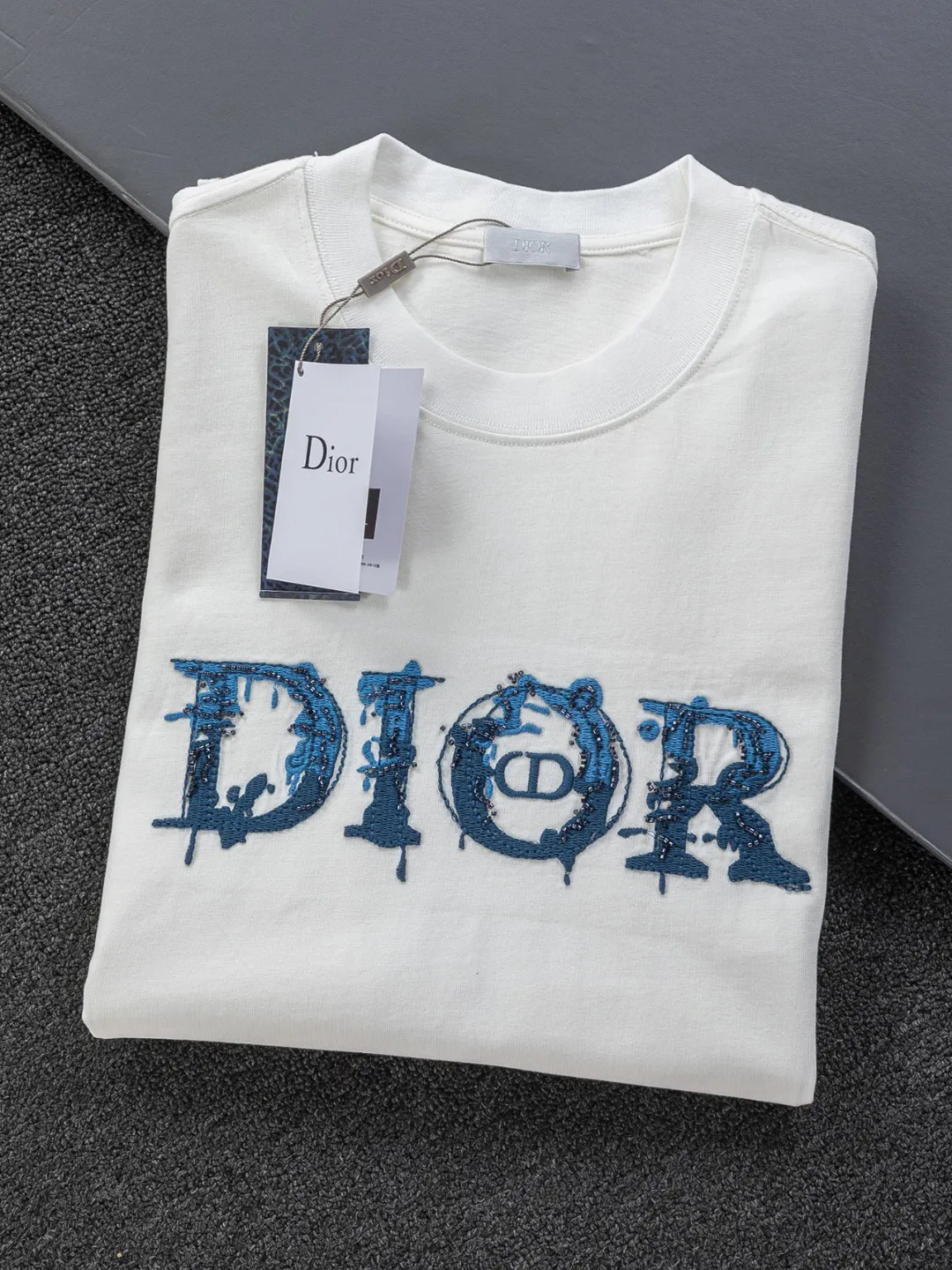 🅿️210 DIOR Dior Dior CD micro wide version S-XL Dior 26ss official website is always unbeatable classic style permanent boutique counter eternal co-branded floral letter patch on the chest 🪡 embroidery + velvet simple letters large logo on the back 🪡 embroidered logo heavy craftsmanship same style short-sleeved T-shirt, cotton blended terry jersey fabric, original development This is from the 2025 beachwear limited series. The full-logo jacquard towel highlights the classic Obliave flower. It is matched with an S-shaped round neck and topstitching. It is unique. The whole body is decorated with obliqve jacquard. The ribbed round neck is matched with V-shaped topstitching. Customized accessories. The whole body is customized and developed according to the Y-panel... Complete with three standards, it can control various styles and pay tribute to Dior's historic year! Coupled with the blessing of full-flower cotton material, both the upper body comfort and the existence are unparalleled. It can be said to be a must-have companion in summer. The excellent breathability and comfortable wearing feeling are unparalleled~ Recommended! ! Same style for men and women! Color: Black White Blue Purple Size: S-XL Size chart: S: Shoulder width 50-Bust 56-Length 70 M: Shoulder width 52-Bust 57-Length 72 L: Shoulder width 54-Bust 59-Length 74 XL: Shoulder width 56-Bust 62-Length 76