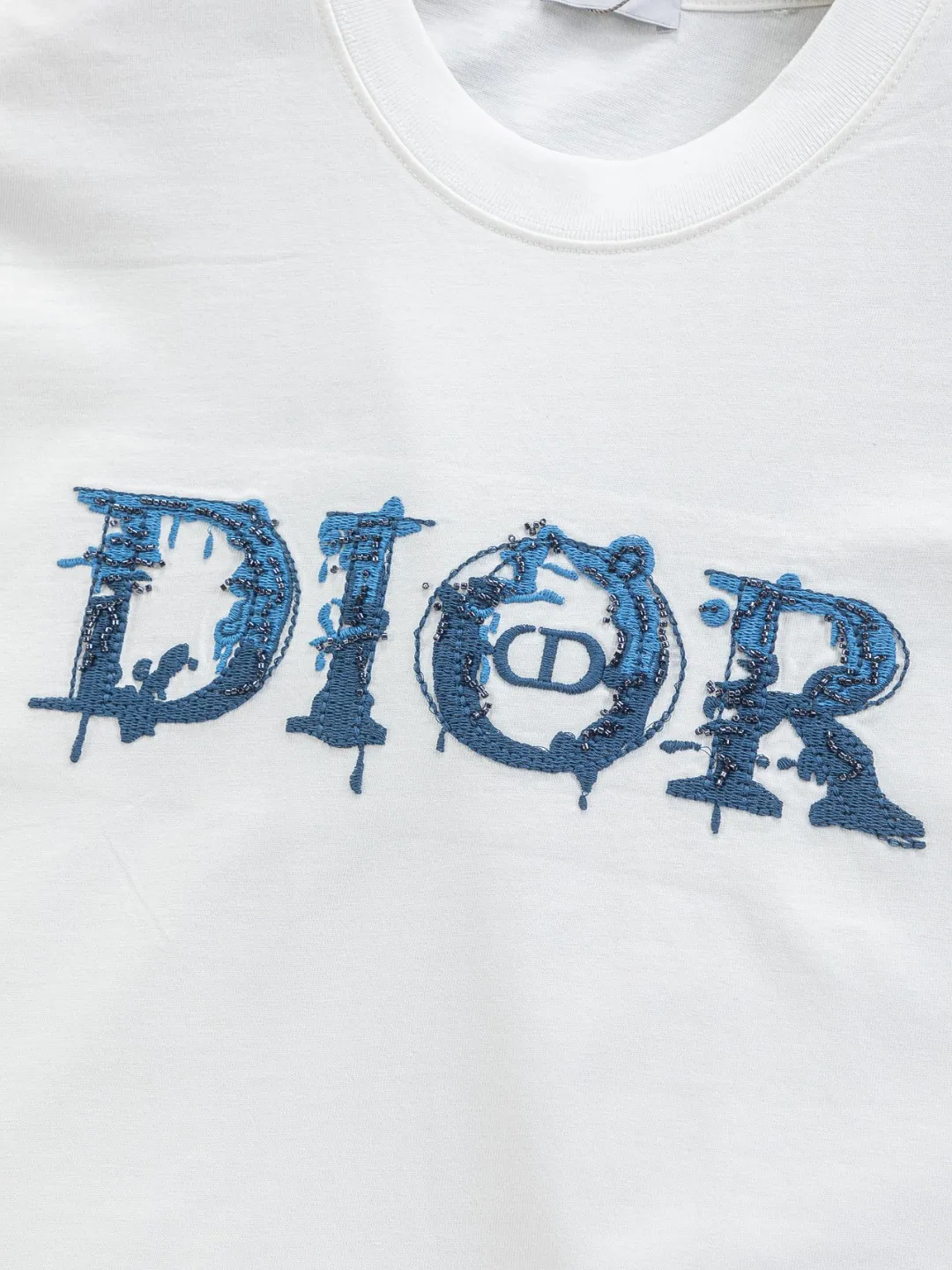 🅿️210 DIOR Dior Dior CD micro wide version S-XL Dior 26ss official website is always unbeatable classic style permanent boutique counter eternal co-branded floral letter patch on the chest 🪡 embroidery + velvet simple letters large logo on the back 🪡 embroidered logo heavy craftsmanship same style short-sleeved T-shirt, cotton blended terry jersey fabric, original development This is from the 2025 beachwear limited series. The full-logo jacquard towel highlights the classic Obliave flower. It is matched with an S-shaped round neck and topstitching. It is unique. The whole body is decorated with obliqve jacquard. The ribbed round neck is matched with V-shaped topstitching. Customized accessories. The whole body is customized and developed according to the Y-panel... Complete with three standards, it can control various styles and pay tribute to Dior's historic year! Coupled with the blessing of full-flower cotton material, both the upper body comfort and the existence are unparalleled. It can be said to be a must-have companion in summer. The excellent breathability and comfortable wearing feeling are unparalleled~ Recommended! ! Same style for men and women! Color: Black White Blue Purple Size: S-XL Size chart: S: Shoulder width 50-Bust 56-Length 70 M: Shoulder width 52-Bust 57-Length 72 L: Shoulder width 54-Bust 59-Length 74 XL: Shoulder width 56-Bust 62-Length 76
