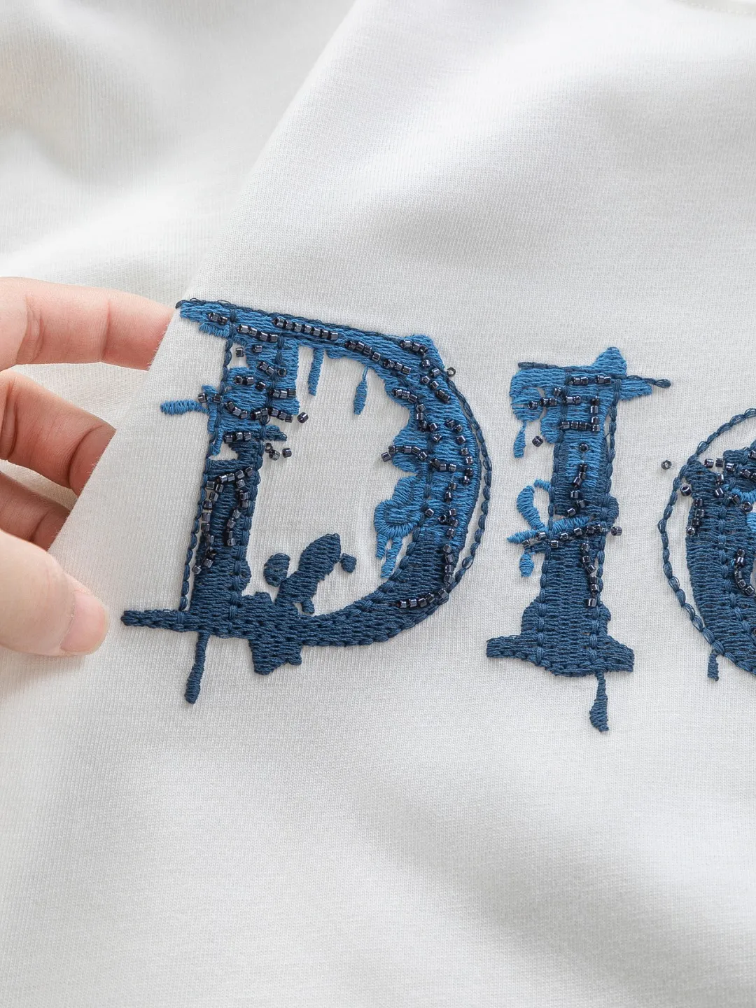 🅿️210 DIOR Dior Dior CD micro wide version S-XL Dior 26ss official website is always unbeatable classic style permanent boutique counter eternal co-branded floral letter patch on the chest 🪡 embroidery + velvet simple letters large logo on the back 🪡 embroidered logo heavy craftsmanship same style short-sleeved T-shirt, cotton blended terry jersey fabric, original development This is from the 2025 beachwear limited series. The full-logo jacquard towel highlights the classic Obliave flower. It is matched with an S-shaped round neck and topstitching. It is unique. The whole body is decorated with obliqve jacquard. The ribbed round neck is matched with V-shaped topstitching. Customized accessories. The whole body is customized and developed according to the Y-panel... Complete with three standards, it can control various styles and pay tribute to Dior's historic year! Coupled with the blessing of full-flower cotton material, both the upper body comfort and the existence are unparalleled. It can be said to be a must-have companion in summer. The excellent breathability and comfortable wearing feeling are unparalleled~ Recommended! ! Same style for men and women! Color: Black White Blue Purple Size: S-XL Size chart: S: Shoulder width 50-Bust 56-Length 70 M: Shoulder width 52-Bust 57-Length 72 L: Shoulder width 54-Bust 59-Length 74 XL: Shoulder width 56-Bust 62-Length 76