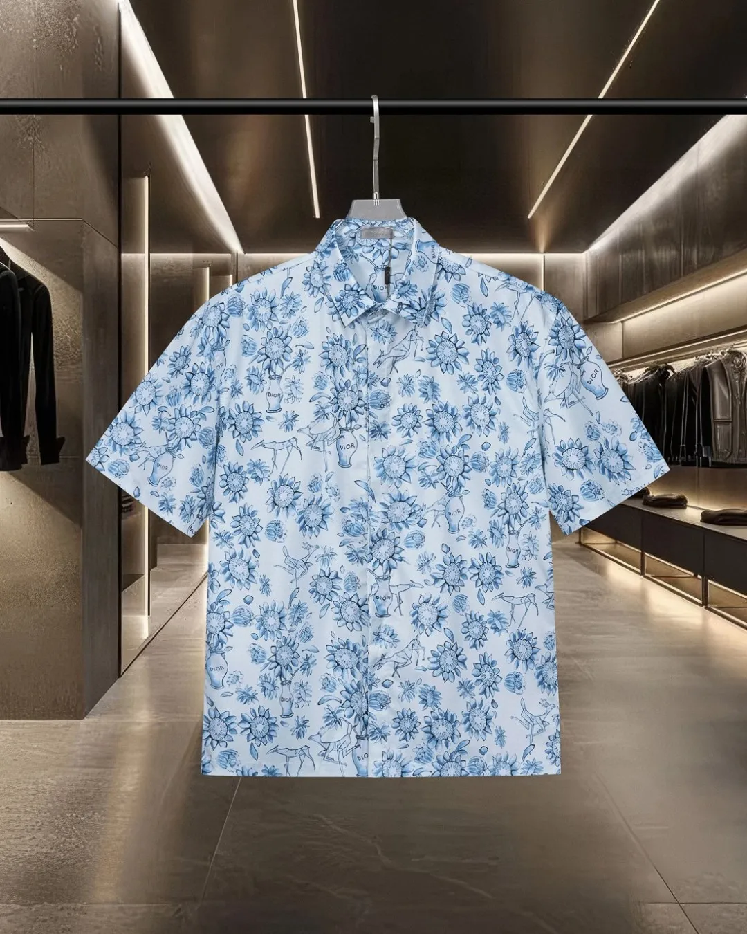 🅿️296 DIOR Dior 🔥The most popular model is coming. The joint model is fully printed with sun flowers and LGOO barrage digital printing short-sleeved shirt. 2025ss official website new short-sleeved shirt, exquisitely printed logo, high-end version, customized fabrics at the counter. Highly breathable and comfortable, exquisitely crafted, with impeccable detail processing, ✅customized logo engraved buttons, complete with three labels. Brand element design concept reflects high quality. It feels delicate and soft! It presents a casual cut and the upper body shape is great! 🐍Size: M-XXL
