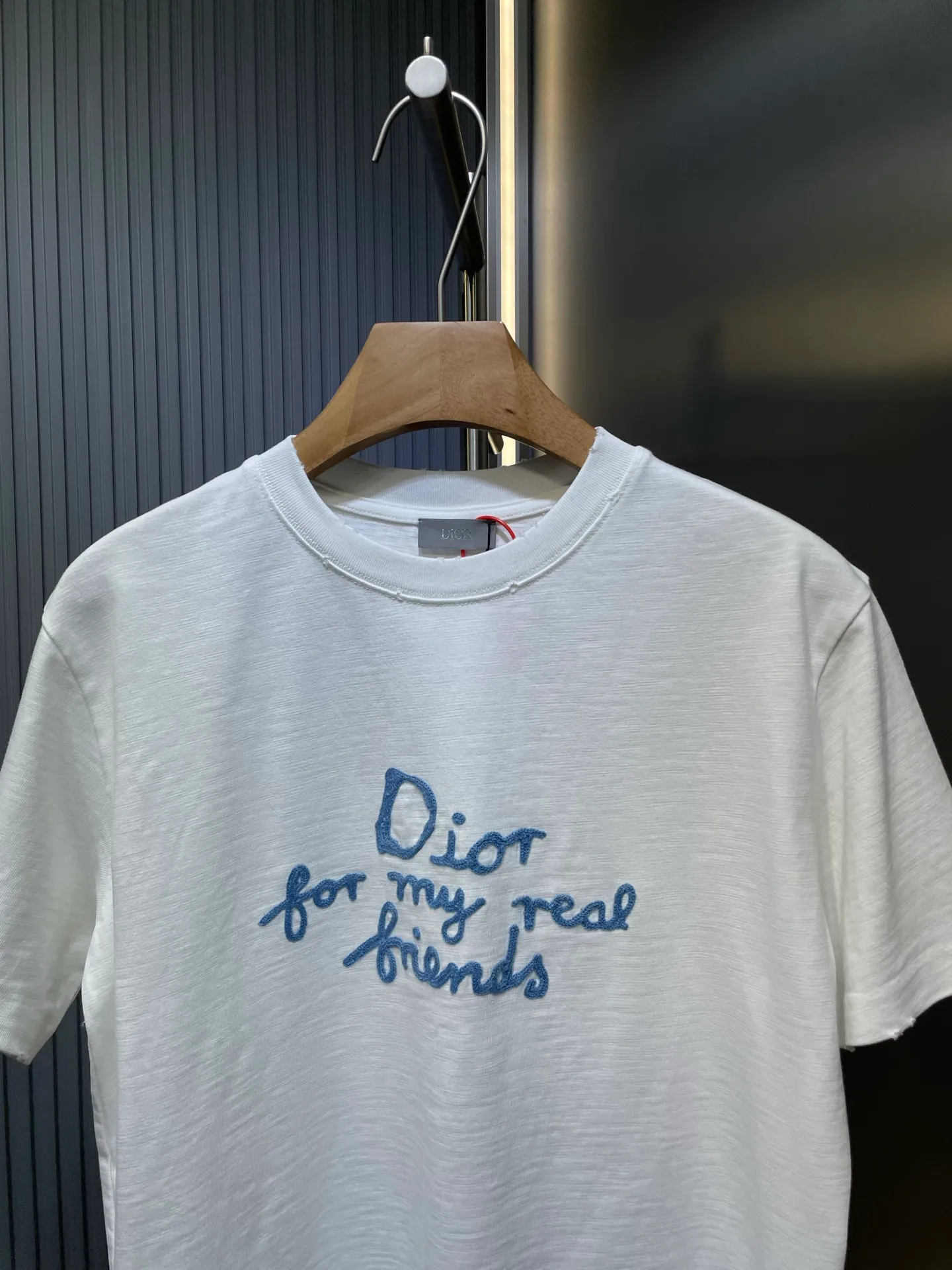 🅿️270 Dior 🌟【Top replica】Terry embroidered short sleeves. Customized slub pattern matt woven cotton. Full texture. Comfortable and close to the skin. The indigo background collides with cloud white. The neat "Dior For My Real Friends" statement on the chest is presented with towel embroidery. It forms a subtle texture layer and makes the text a flowing brand badge. The joint ideological structure becomes a walking joint art exhibition. Technique 1: Using towel embroidery, a traditional hand-made embroidery technology. Embroidery is carried out using the needle method, and is completed by changing the hooking action of a special machine head. The coils are interlocked one by one, thus bringing about a towel-like texture and effect. Process 2: Many parts of the body are worn by pure artificial regular positioning and manual brushing marks. Texture and depth are added to the surface of the clothing to imitate the texture of natural wear. Process 3: The fabrics are washed and have a better hand feel. Not easy to deform, not easy to shrink, not easy to fade, and maintain long-term beauty. Accessories: Customized 1:1 Dior trademark Fit: Loose fit Sizes: S M L XL
