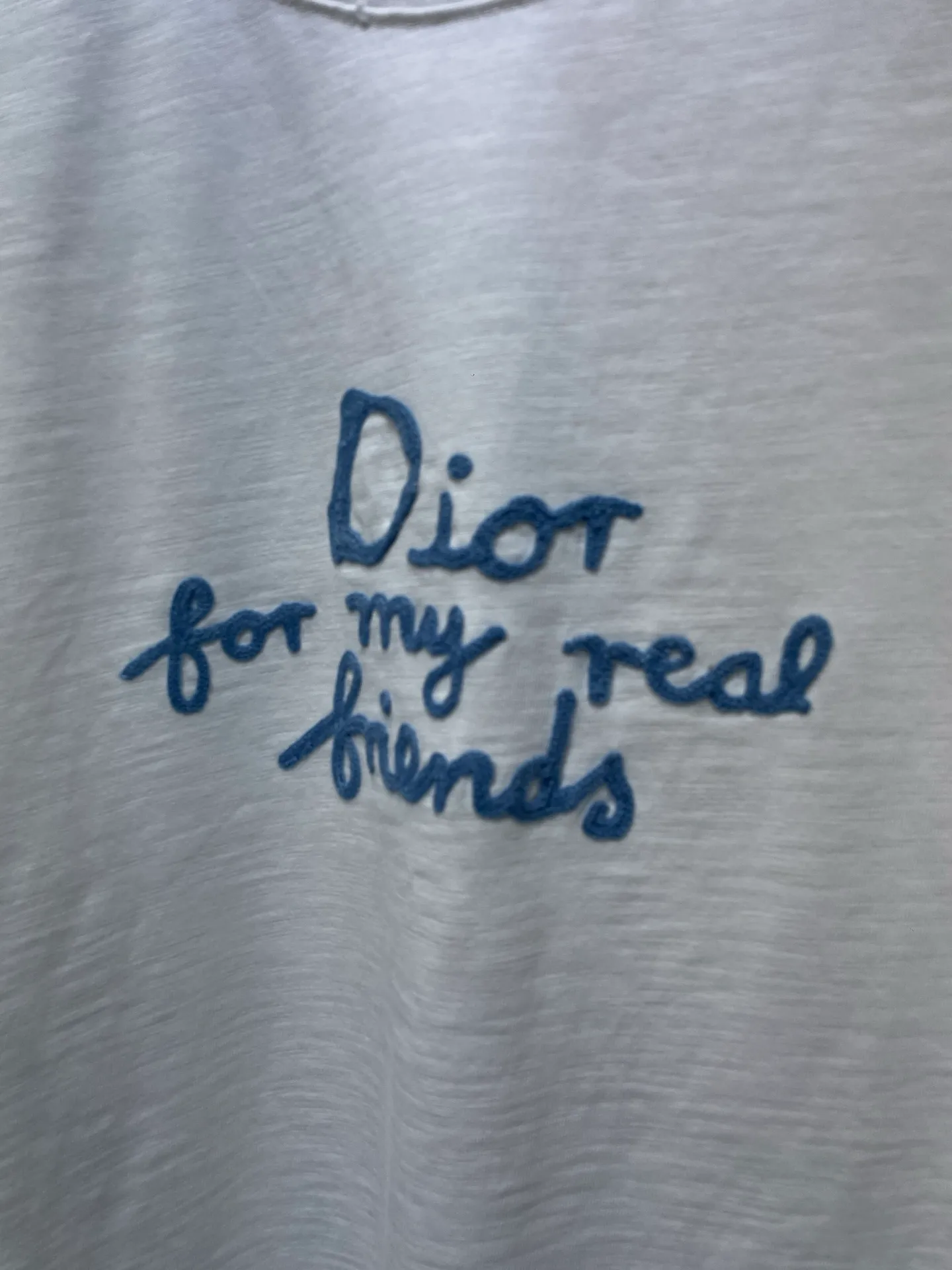 🅿️270 Dior 🌟【Top replica】Terry embroidered short sleeves. Customized slub pattern matt woven cotton. Full texture. Comfortable and close to the skin. The indigo background collides with cloud white. The neat "Dior For My Real Friends" statement on the chest is presented with towel embroidery. It forms a subtle texture layer and makes the text a flowing brand badge. The joint ideological structure becomes a walking joint art exhibition. Technique 1: Using towel embroidery, a traditional hand-made embroidery technology. Embroidery is carried out using the needle method, and is completed by changing the hooking action of a special machine head. The coils are interlocked one by one, thus bringing about a towel-like texture and effect. Process 2: Many parts of the body are worn by pure artificial regular positioning and manual brushing marks. Texture and depth are added to the surface of the clothing to imitate the texture of natural wear. Process 3: The fabrics are washed and have a better hand feel. Not easy to deform, not easy to shrink, not easy to fade, and maintain long-term beauty. Accessories: Customized 1:1 Dior trademark Fit: Loose fit Sizes: S M L XL