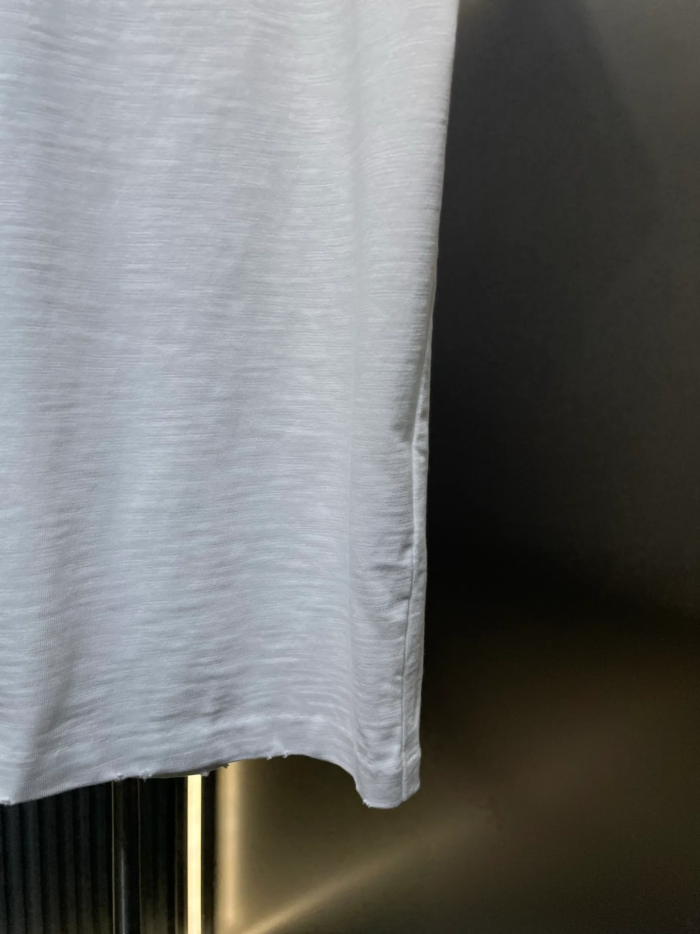 🅿️270 Dior 🌟【Top replica】Terry embroidered short sleeves. Customized slub pattern matt woven cotton. Full texture. Comfortable and close to the skin. The indigo background collides with cloud white. The neat "Dior For My Real Friends" statement on the chest is presented with towel embroidery. It forms a subtle texture layer and makes the text a flowing brand badge. The joint ideological structure becomes a walking joint art exhibition. Technique 1: Using towel embroidery, a traditional hand-made embroidery technology. Embroidery is carried out using the needle method, and is completed by changing the hooking action of a special machine head. The coils are interlocked one by one, thus bringing about a towel-like texture and effect. Process 2: Many parts of the body are worn by pure artificial regular positioning and manual brushing marks. Texture and depth are added to the surface of the clothing to imitate the texture of natural wear. Process 3: The fabrics are washed and have a better hand feel. Not easy to deform, not easy to shrink, not easy to fade, and maintain long-term beauty. Accessories: Customized 1:1 Dior trademark Fit: Loose fit Sizes: S M L XL
