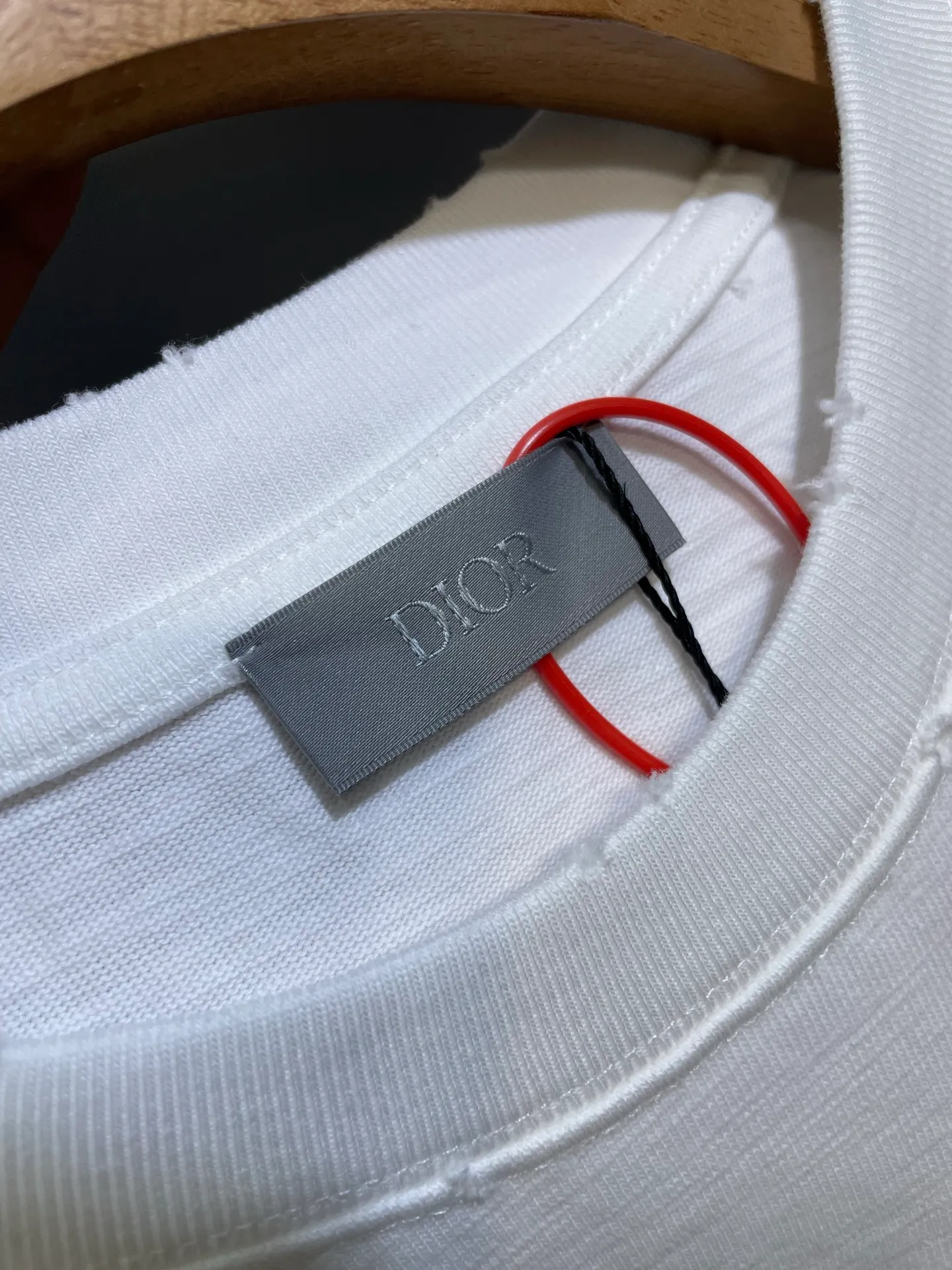 🅿️270 Dior 🌟【Top replica】Terry embroidered short sleeves. Customized slub pattern matt woven cotton. Full texture. Comfortable and close to the skin. The indigo background collides with cloud white. The neat "Dior For My Real Friends" statement on the chest is presented with towel embroidery. It forms a subtle texture layer and makes the text a flowing brand badge. The joint ideological structure becomes a walking joint art exhibition. Technique 1: Using towel embroidery, a traditional hand-made embroidery technology. Embroidery is carried out using the needle method, and is completed by changing the hooking action of a special machine head. The coils are interlocked one by one, thus bringing about a towel-like texture and effect. Process 2: Many parts of the body are worn by pure artificial regular positioning and manual brushing marks. Texture and depth are added to the surface of the clothing to imitate the texture of natural wear. Process 3: The fabrics are washed and have a better hand feel. Not easy to deform, not easy to shrink, not easy to fade, and maintain long-term beauty. Accessories: Customized 1:1 Dior trademark Fit: Loose fit Sizes: S M L XL