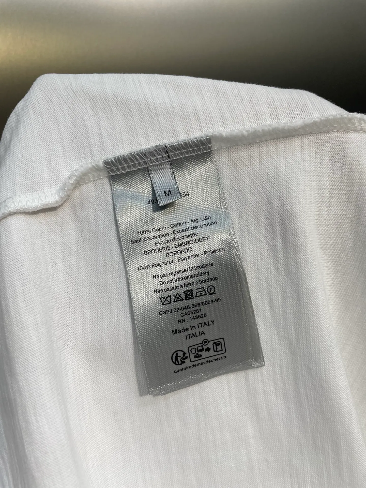 🅿️270 Dior 🌟【Top replica】Terry embroidered short sleeves. Customized slub pattern matt woven cotton. Full texture. Comfortable and close to the skin. The indigo background collides with cloud white. The neat "Dior For My Real Friends" statement on the chest is presented with towel embroidery. It forms a subtle texture layer and makes the text a flowing brand badge. The joint ideological structure becomes a walking joint art exhibition. Technique 1: Using towel embroidery, a traditional hand-made embroidery technology. Embroidery is carried out using the needle method, and is completed by changing the hooking action of a special machine head. The coils are interlocked one by one, thus bringing about a towel-like texture and effect. Process 2: Many parts of the body are worn by pure artificial regular positioning and manual brushing marks. Texture and depth are added to the surface of the clothing to imitate the texture of natural wear. Process 3: The fabrics are washed and have a better hand feel. Not easy to deform, not easy to shrink, not easy to fade, and maintain long-term beauty. Accessories: Customized 1:1 Dior trademark Fit: Loose fit Sizes: S M L XL
