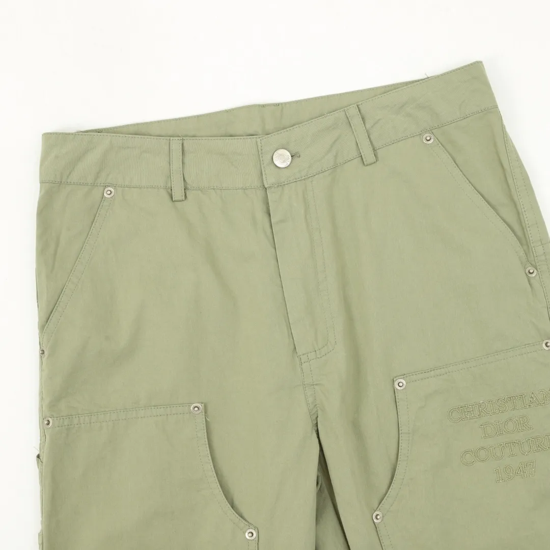 🅿️390 DIOR/Dior workwear letter embroidered trousers The fabric is made of custom-made canvas fabric, which is silky and super soft compared to the original. The strands of the fabric texture are clear and obvious, and the drape is first-class. The workmanship is exquisite and meets the foreign trade export standards. There are 4.5 stitches per centimeter. Every seam is pressed with open thread, and the wiring is as neat as a ruler. , Made of woven floral cotton ribbon, the weaving is tight and soft to the touch. The embroidery process uses Behringer embroidery machines, which makes the embroidery colors more full and the embroidery more three-dimensional. The upper body effect is good, the same style for men and women, simple and versatile, purchasing heavyweight items, feel free to compare the quality of any on the market! Size：XS-L