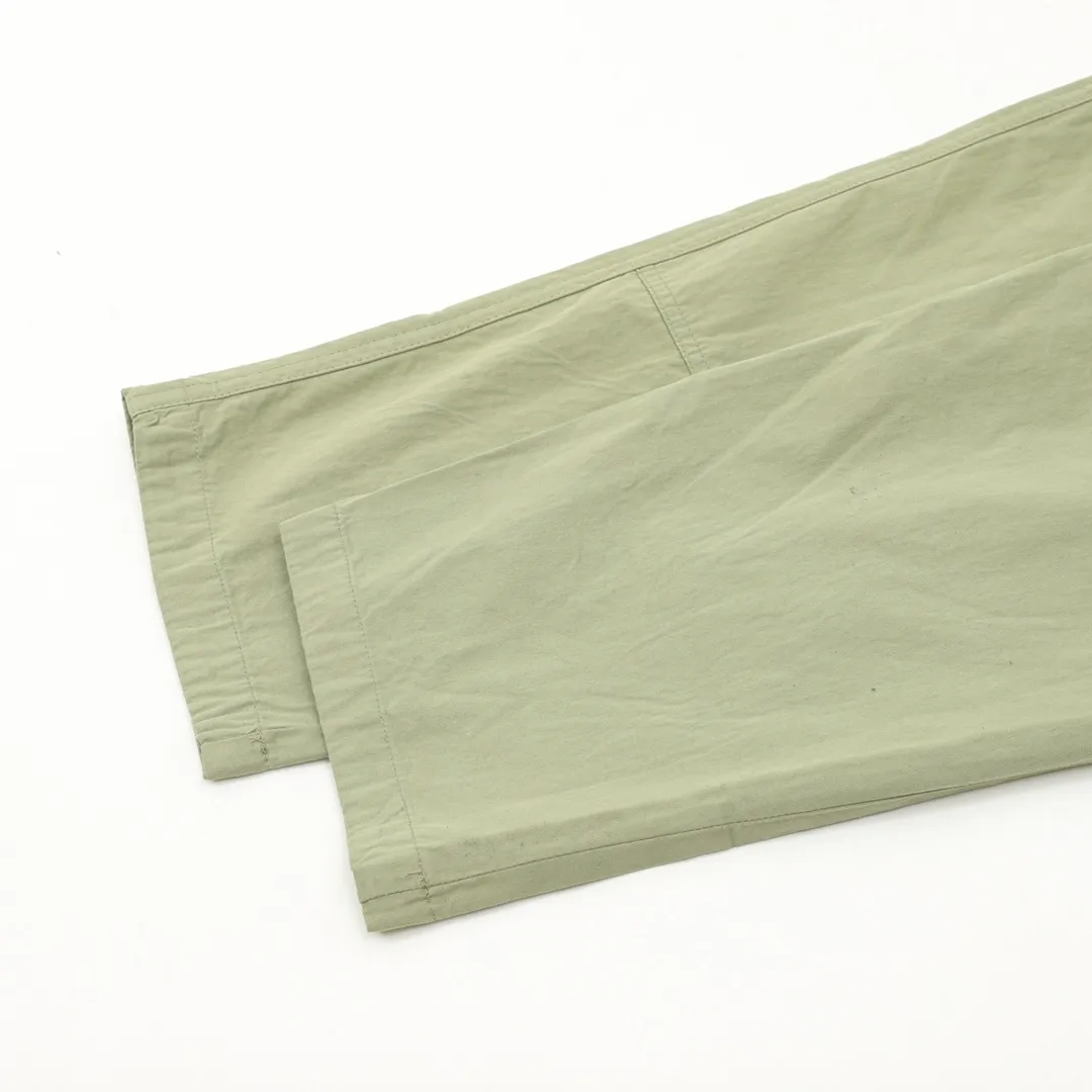 🅿️390 DIOR/Dior workwear letter embroidered trousers The fabric is made of custom-made canvas fabric, which is silky and super soft compared to the original. The strands of the fabric texture are clear and obvious, and the drape is first-class. The workmanship is exquisite and meets the foreign trade export standards. There are 4.5 stitches per centimeter. Every seam is pressed with open thread, and the wiring is as neat as a ruler. , Made of woven floral cotton ribbon, the weaving is tight and soft to the touch. The embroidery process uses Behringer embroidery machines, which makes the embroidery colors more full and the embroidery more three-dimensional. The upper body effect is good, the same style for men and women, simple and versatile, purchasing heavyweight items, feel free to compare the quality of any on the market! Size：XS-L