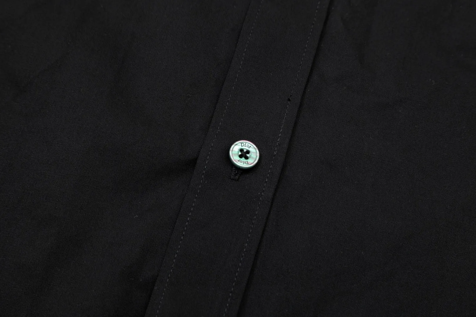 🅿️326 DIOR Dior 🔥The most popular style is coming. Fluorescent logo embroidered 1947 letter pattern long-sleeved shirt. 2024ss official website new long-sleeved shirt, exquisite embroidered logo. High-end version, customized fabrics at the counter. Highly breathable and comfortable, exquisitely crafted, impeccable detail processing, ✅customized logo engraved buttons, complete with three labels. Brand element design concept reflects high quality. It feels delicate and soft! It presents a casual cut and the upper body shape is great! 🐉Code number: M-XXL