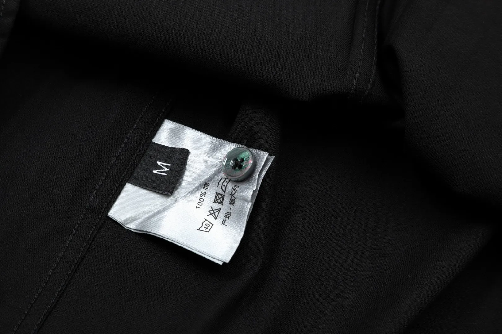 🅿️326 DIOR Dior 🔥The most popular style is coming. Fluorescent logo embroidered 1947 letter pattern long-sleeved shirt. 2024ss official website new long-sleeved shirt, exquisite embroidered logo. High-end version, customized fabrics at the counter. Highly breathable and comfortable, exquisitely crafted, impeccable detail processing, ✅customized logo engraved buttons, complete with three labels. Brand element design concept reflects high quality. It feels delicate and soft! It presents a casual cut and the upper body shape is great! 🐉Code number: M-XXL