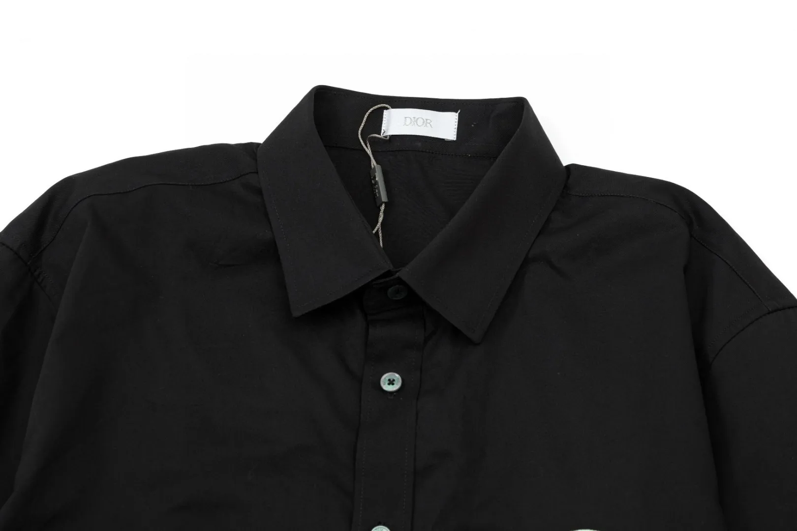 🅿️326 DIOR Dior 🔥The most popular style is coming. Fluorescent logo embroidered 1947 letter pattern long-sleeved shirt. 2024ss official website new long-sleeved shirt, exquisite embroidered logo. High-end version, customized fabrics at the counter. Highly breathable and comfortable, exquisitely crafted, impeccable detail processing, ✅customized logo engraved buttons, complete with three labels. Brand element design concept reflects high quality. It feels delicate and soft! It presents a casual cut and the upper body shape is great! 🐉Code number: M-XXL