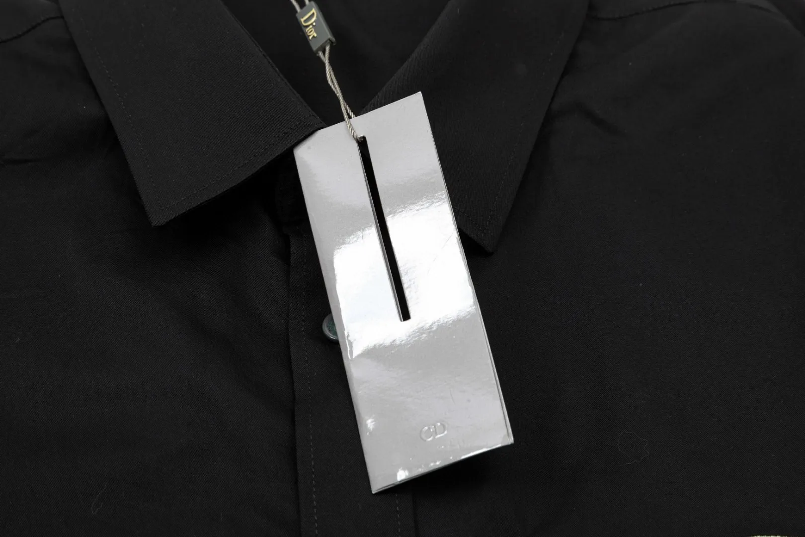🅿️326 DIOR Dior 🔥The most popular style is coming. Fluorescent logo embroidered 1947 letter pattern long-sleeved shirt. 2024ss official website new long-sleeved shirt, exquisite embroidered logo. High-end version, customized fabrics at the counter. Highly breathable and comfortable, exquisitely crafted, impeccable detail processing, ✅customized logo engraved buttons, complete with three labels. Brand element design concept reflects high quality. It feels delicate and soft! It presents a casual cut and the upper body shape is great! 🐉Code number: M-XXL