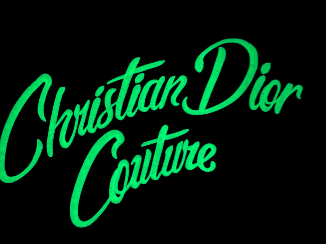 🅿️326 DIOR Dior 🔥The most popular style is coming. Fluorescent logo embroidered 1947 letter pattern long-sleeved shirt. 2024ss official website new long-sleeved shirt, exquisite embroidered logo. High-end version, customized fabrics at the counter. Highly breathable and comfortable, exquisitely crafted, impeccable detail processing, ✅customized logo engraved buttons, complete with three labels. Brand element design concept reflects high quality. It feels delicate and soft! It presents a casual cut and the upper body shape is great! 🐉Code number: M-XXL