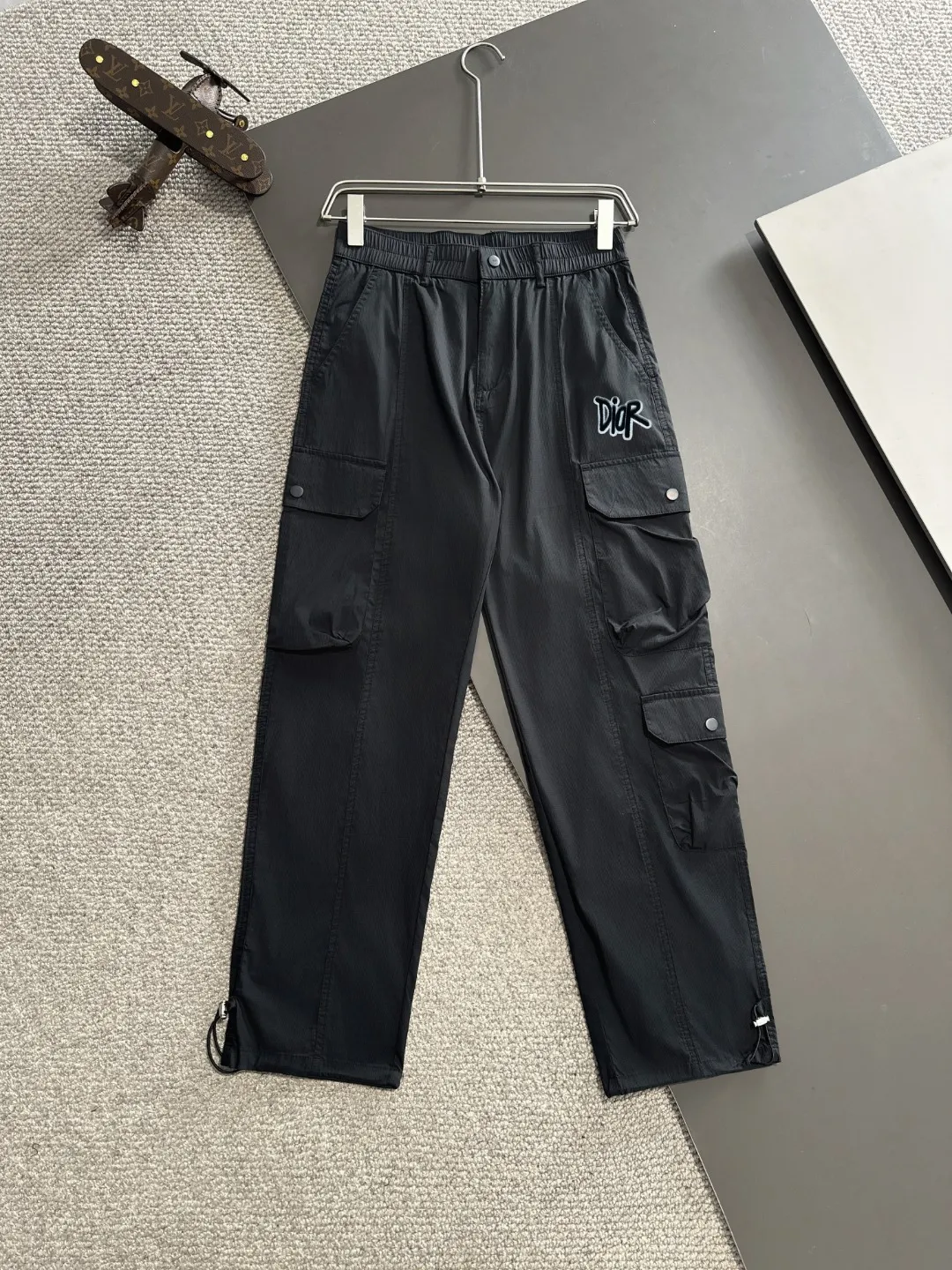 🅿️380 next day shipping Dior 2025 spring and summer new elastic band casual pants, thin counter custom fabrics, high breathability and comfort, impeccable details, brand element design concept, reflecting high quality. It feels delicate and soft! It presents a casual cut and the upper body shape is great! Size: M-4XL