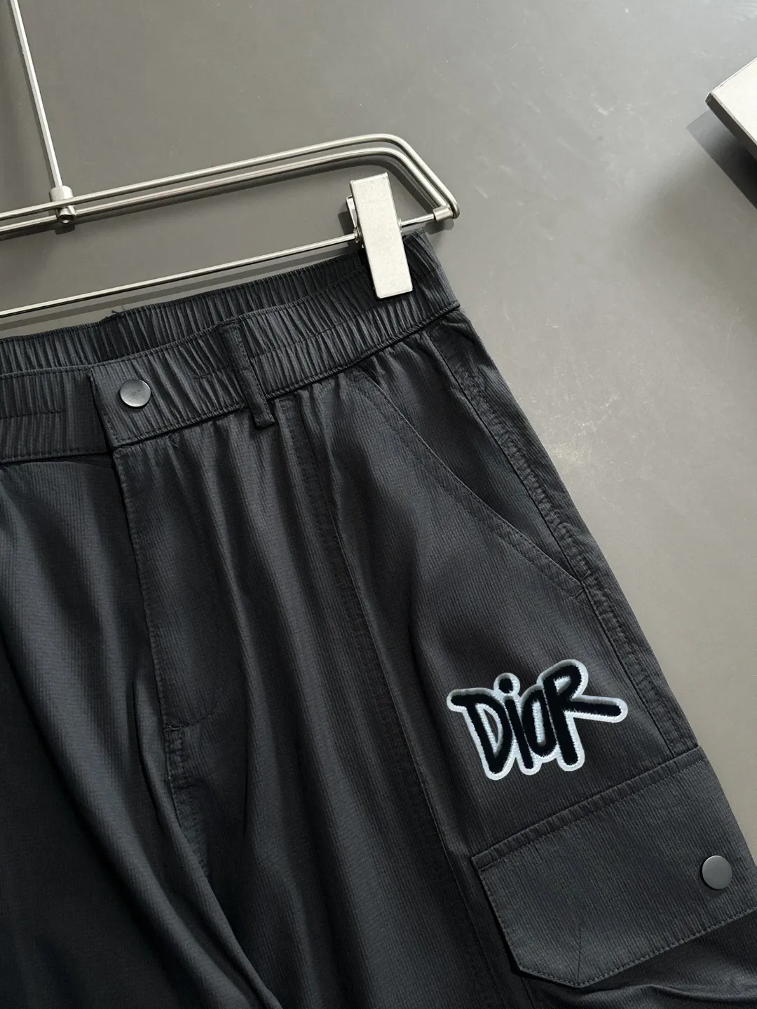 🅿️380 next day shipping Dior 2025 spring and summer new elastic band casual pants, thin counter custom fabrics, high breathability and comfort, impeccable details, brand element design concept, reflecting high quality. It feels delicate and soft! It presents a casual cut and the upper body shape is great! Size: M-4XL