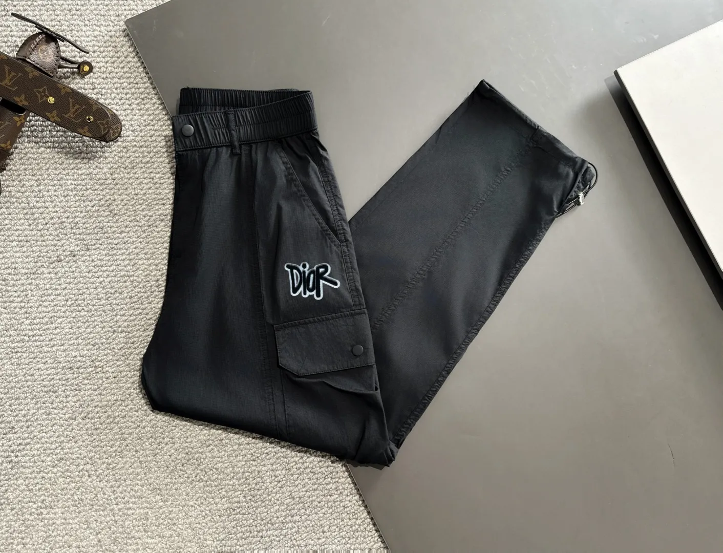 🅿️380 next day shipping Dior 2025 spring and summer new elastic band casual pants, thin counter custom fabrics, high breathability and comfort, impeccable details, brand element design concept, reflecting high quality. It feels delicate and soft! It presents a casual cut and the upper body shape is great! Size: M-4XL