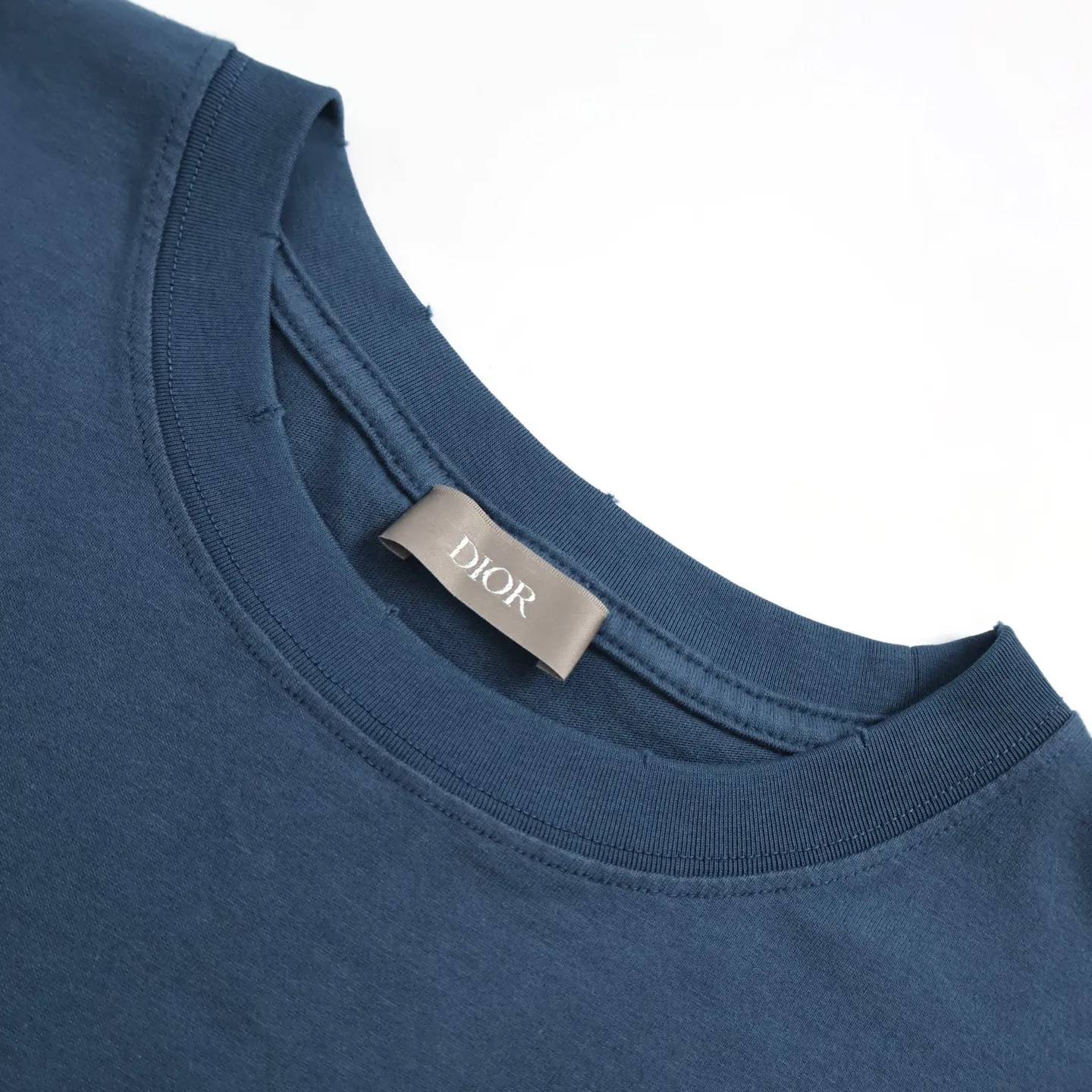 🅿️260 exclusive supply] CD distressed printed short-sleeves (blue) originally purchased at 7700, made of 10S encrypted and reinforced 250G cotton and linen fabrics, with 26S1×1 thread. The printing effect has a subtle blur design effect, and the film screen is made of extremely fine gauze material. The points are adjusted and depicted on the film based on the actual object, and the restoration is difficult to produce. High-density dot printing is combined with specially adjusted dot glue, and the paste is fine and has good mesh passing properties. The pieces are designed with washed holes and irregular openings all over the body, giving simple garments a rebellious sense of destruction. The stone grinding washing process locates the holes, and the ready-to-wear products use the stone grinding machine laser positioning to manually destroy the wear effect. Every wear and tear is made by hand, so that the natural wear and tear of the fabric achieves the most harmonious visual effect. After being washed by stone grinding, it can show a rich retro atmosphere. The classic round neck is a loose fit, the upper body is crisp and stylish, the color is simple, it is classic, durable and versatile, the hem has a slit design, and the printing position is in the upper center, which can enhance the visual center of gravity and effectively elongate the body proportions. Size:S-M-L