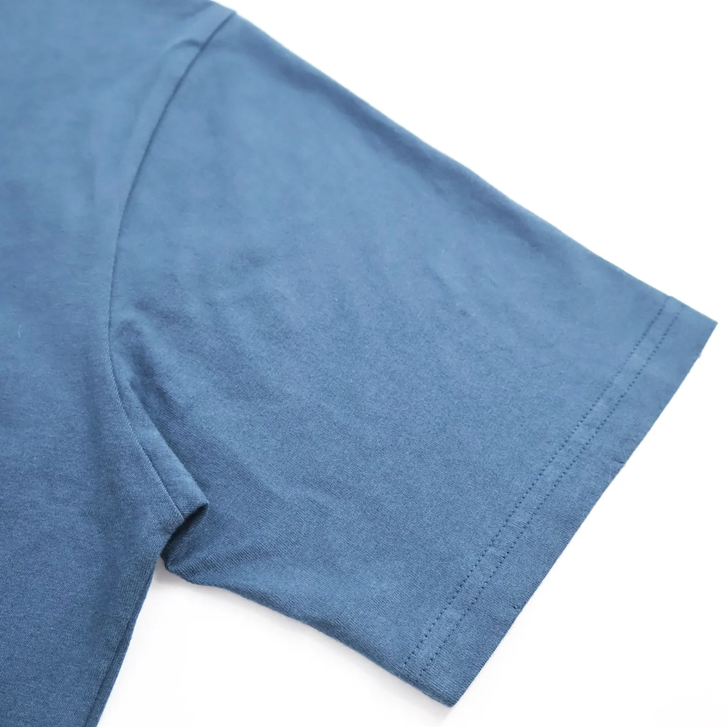 🅿️260 exclusive supply] CD distressed printed short-sleeves (blue) originally purchased at 7700, made of 10S encrypted and reinforced 250G cotton and linen fabrics, with 26S1×1 thread. The printing effect has a subtle blur design effect, and the film screen is made of extremely fine gauze material. The points are adjusted and depicted on the film based on the actual object, and the restoration is difficult to produce. High-density dot printing is combined with specially adjusted dot glue, and the paste is fine and has good mesh passing properties. The pieces are designed with washed holes and irregular openings all over the body, giving simple garments a rebellious sense of destruction. The stone grinding washing process locates the holes, and the ready-to-wear products use the stone grinding machine laser positioning to manually destroy the wear effect. Every wear and tear is made by hand, so that the natural wear and tear of the fabric achieves the most harmonious visual effect. After being washed by stone grinding, it can show a rich retro atmosphere. The classic round neck is a loose fit, the upper body is crisp and stylish, the color is simple, it is classic, durable and versatile, the hem has a slit design, and the printing position is in the upper center, which can enhance the visual center of gravity and effectively elongate the body proportions. Size:S-M-L