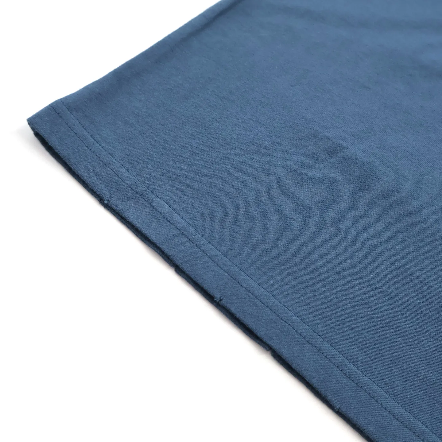 🅿️260 exclusive supply] CD distressed printed short-sleeves (blue) originally purchased at 7700, made of 10S encrypted and reinforced 250G cotton and linen fabrics, with 26S1×1 thread. The printing effect has a subtle blur design effect, and the film screen is made of extremely fine gauze material. The points are adjusted and depicted on the film based on the actual object, and the restoration is difficult to produce. High-density dot printing is combined with specially adjusted dot glue, and the paste is fine and has good mesh passing properties. The pieces are designed with washed holes and irregular openings all over the body, giving simple garments a rebellious sense of destruction. The stone grinding washing process locates the holes, and the ready-to-wear products use the stone grinding machine laser positioning to manually destroy the wear effect. Every wear and tear is made by hand, so that the natural wear and tear of the fabric achieves the most harmonious visual effect. After being washed by stone grinding, it can show a rich retro atmosphere. The classic round neck is a loose fit, the upper body is crisp and stylish, the color is simple, it is classic, durable and versatile, the hem has a slit design, and the printing position is in the upper center, which can enhance the visual center of gravity and effectively elongate the body proportions. Size:S-M-L