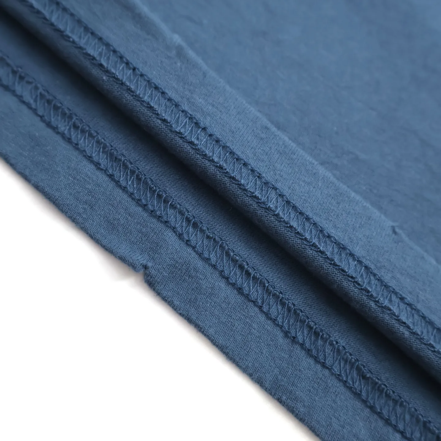 🅿️260 exclusive supply] CD distressed printed short-sleeves (blue) originally purchased at 7700, made of 10S encrypted and reinforced 250G cotton and linen fabrics, with 26S1×1 thread. The printing effect has a subtle blur design effect, and the film screen is made of extremely fine gauze material. The points are adjusted and depicted on the film based on the actual object, and the restoration is difficult to produce. High-density dot printing is combined with specially adjusted dot glue, and the paste is fine and has good mesh passing properties. The pieces are designed with washed holes and irregular openings all over the body, giving simple garments a rebellious sense of destruction. The stone grinding washing process locates the holes, and the ready-to-wear products use the stone grinding machine laser positioning to manually destroy the wear effect. Every wear and tear is made by hand, so that the natural wear and tear of the fabric achieves the most harmonious visual effect. After being washed by stone grinding, it can show a rich retro atmosphere. The classic round neck is a loose fit, the upper body is crisp and stylish, the color is simple, it is classic, durable and versatile, the hem has a slit design, and the printing position is in the upper center, which can enhance the visual center of gravity and effectively elongate the body proportions. Size:S-M-L