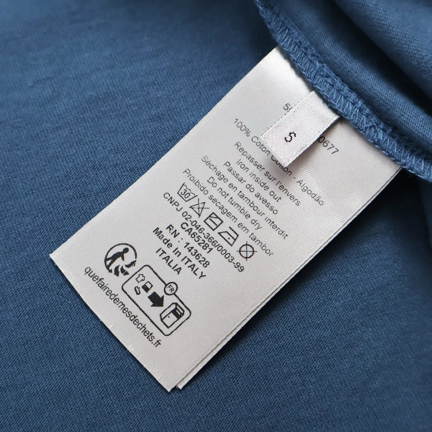 🅿️260 exclusive supply] CD distressed printed short-sleeves (blue) originally purchased at 7700, made of 10S encrypted and reinforced 250G cotton and linen fabrics, with 26S1×1 thread. The printing effect has a subtle blur design effect, and the film screen is made of extremely fine gauze material. The points are adjusted and depicted on the film based on the actual object, and the restoration is difficult to produce. High-density dot printing is combined with specially adjusted dot glue, and the paste is fine and has good mesh passing properties. The pieces are designed with washed holes and irregular openings all over the body, giving simple garments a rebellious sense of destruction. The stone grinding washing process locates the holes, and the ready-to-wear products use the stone grinding machine laser positioning to manually destroy the wear effect. Every wear and tear is made by hand, so that the natural wear and tear of the fabric achieves the most harmonious visual effect. After being washed by stone grinding, it can show a rich retro atmosphere. The classic round neck is a loose fit, the upper body is crisp and stylish, the color is simple, it is classic, durable and versatile, the hem has a slit design, and the printing position is in the upper center, which can enhance the visual center of gravity and effectively elongate the body proportions. Size:S-M-L