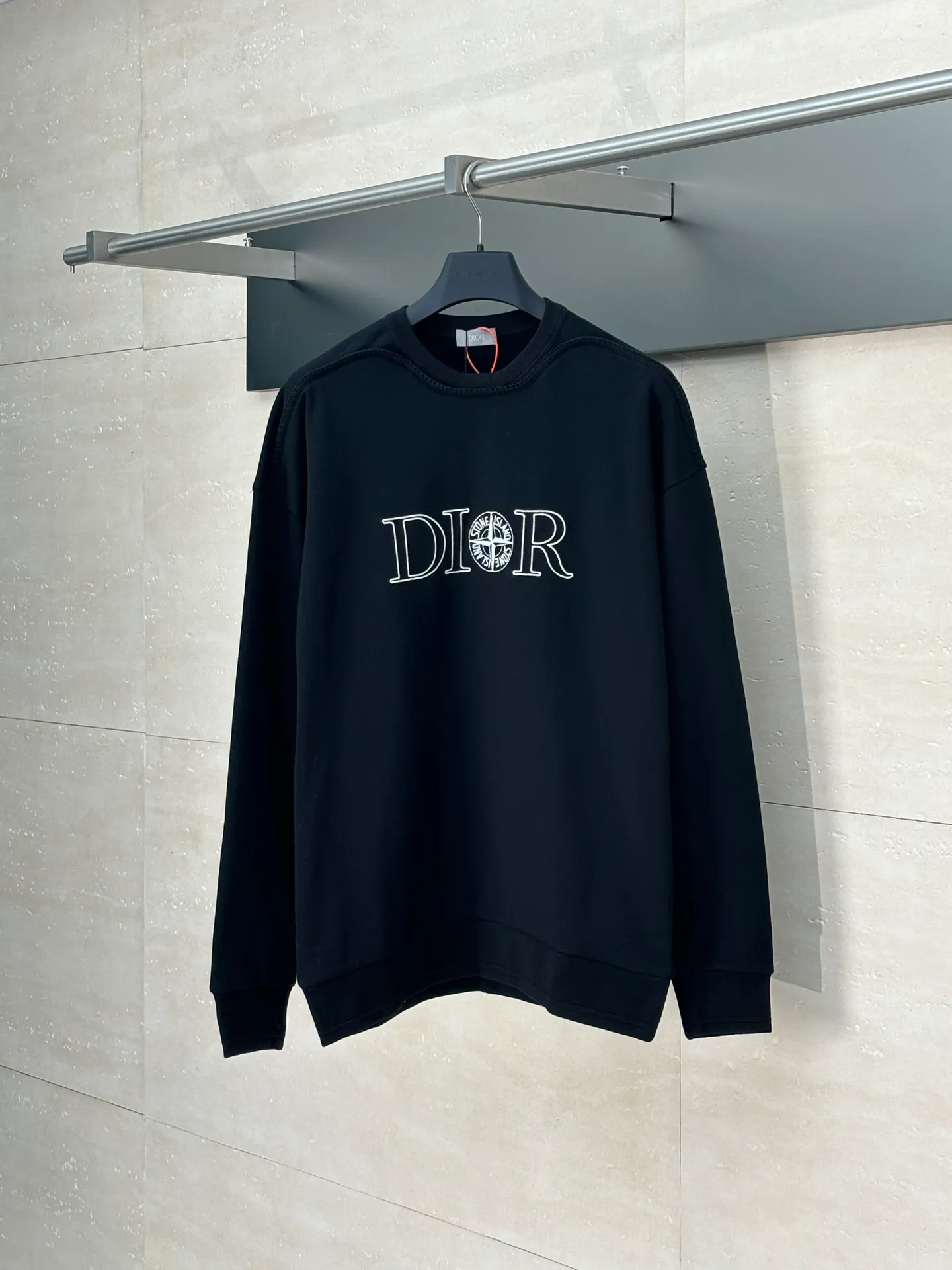 🅿️420 Dio*/Dior 25Fw new x Stone island embroidered sweatshirt. Customized 380g velvet and satin antique sweatshirt material. Soft and delicate, comfortable and close to the skin. Decorated with same-tone DIOR ANDSTONE ISLAND embroidery on the front. The classic star of Stone Island is like a pearl on the crown and complements the Dior brand logo. A double feast of fashion and quality. Distinguished co-branding. Showing luxury. Imported machine embroidery technology is used. Using advanced computer control systems and precision mechanical components to achieve Dior Stone ISland embroidery operations with high precision and smooth and delicate lines Size: S/M/L/XL