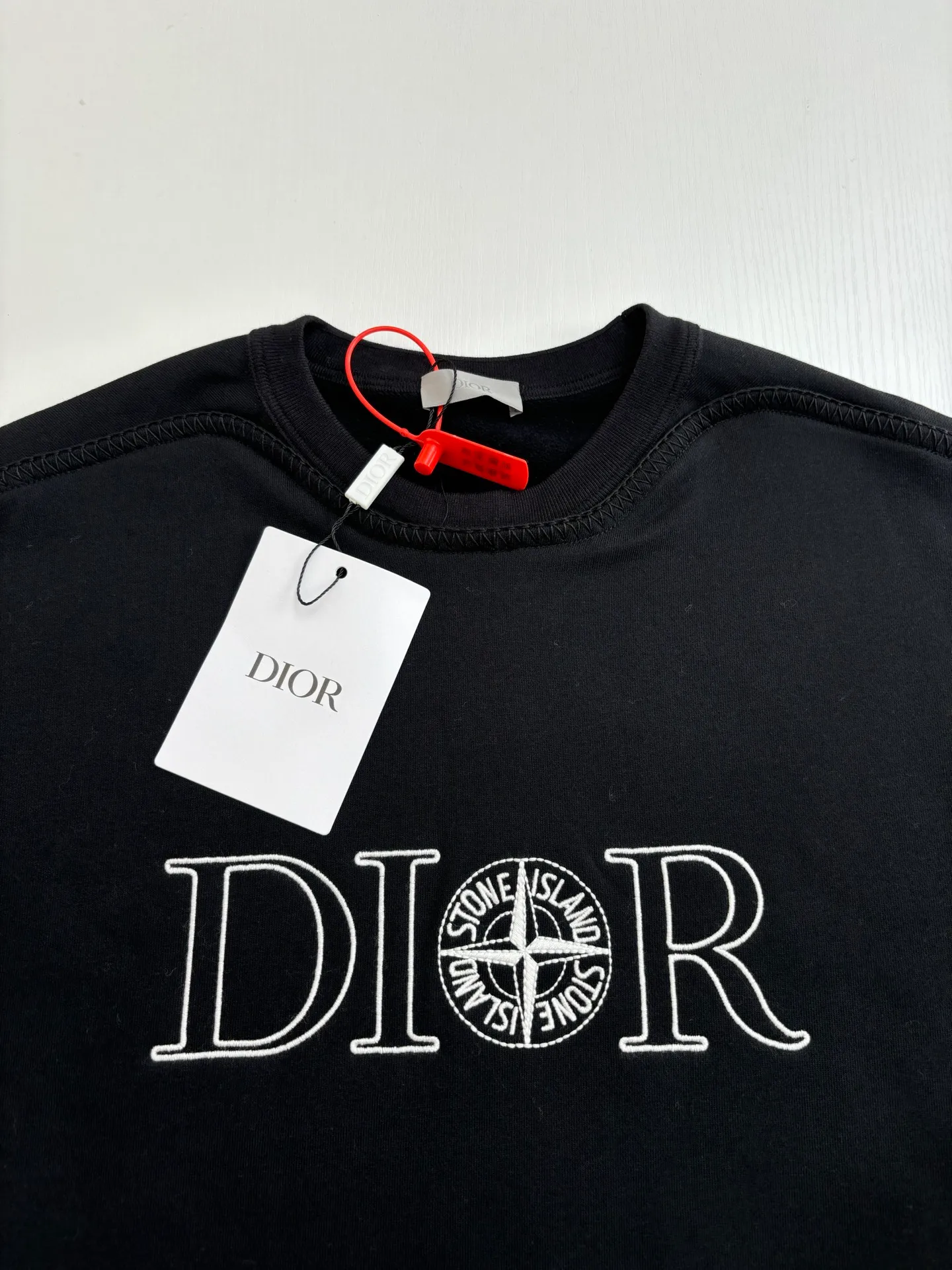 🅿️420 Dio*/Dior 25Fw new x Stone island embroidered sweatshirt. Customized 380g velvet and satin antique sweatshirt material. Soft and delicate, comfortable and close to the skin. Decorated with same-tone DIOR ANDSTONE ISLAND embroidery on the front. The classic star of Stone Island is like a pearl on the crown and complements the Dior brand logo. A double feast of fashion and quality. Distinguished co-branding. Showing luxury. Imported machine embroidery technology is used. Using advanced computer control systems and precision mechanical components to achieve Dior Stone ISland embroidery operations with high precision and smooth and delicate lines Size: S/M/L/XL