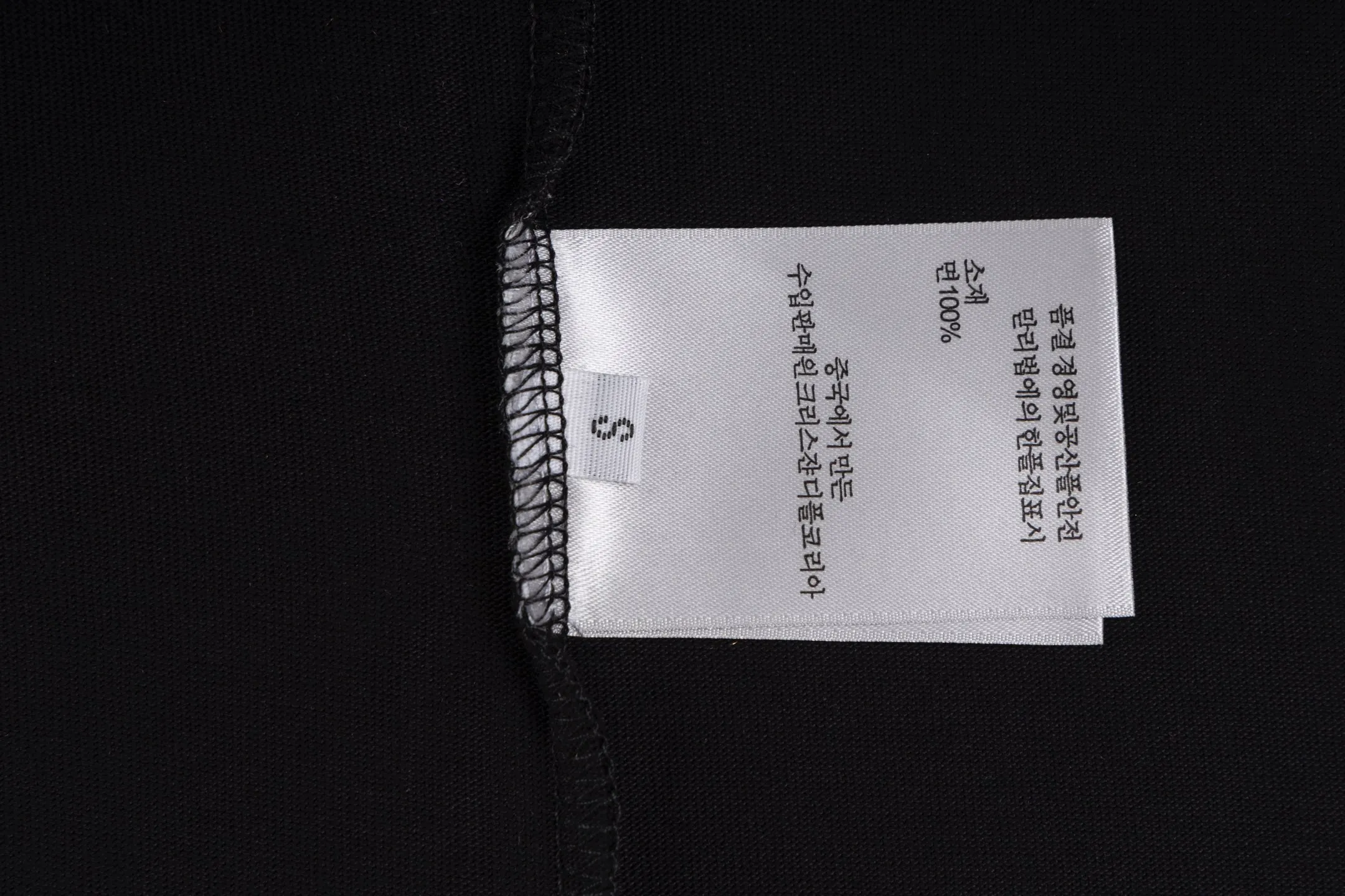 🅿️240 Style No. B45 Dior frayed letter print long T consistent style on DIOR official website Fabric: 32-count double yarn 300g pure cotton fabric Weaving and dyeing threads of the same color in the same cylinder Process: imported machine white ink direct-jet printing ➕ fraying technology Supporting: three-standard complete cardboard oil paper code sticker packaging High temperature pre-shrinking process before production will not shrink and deformation Imported machine professional plate production os version Can wear up to 200 pounds. The size is measured manually. The error of 2-3cm is normal. Color: black white size: s m l xl