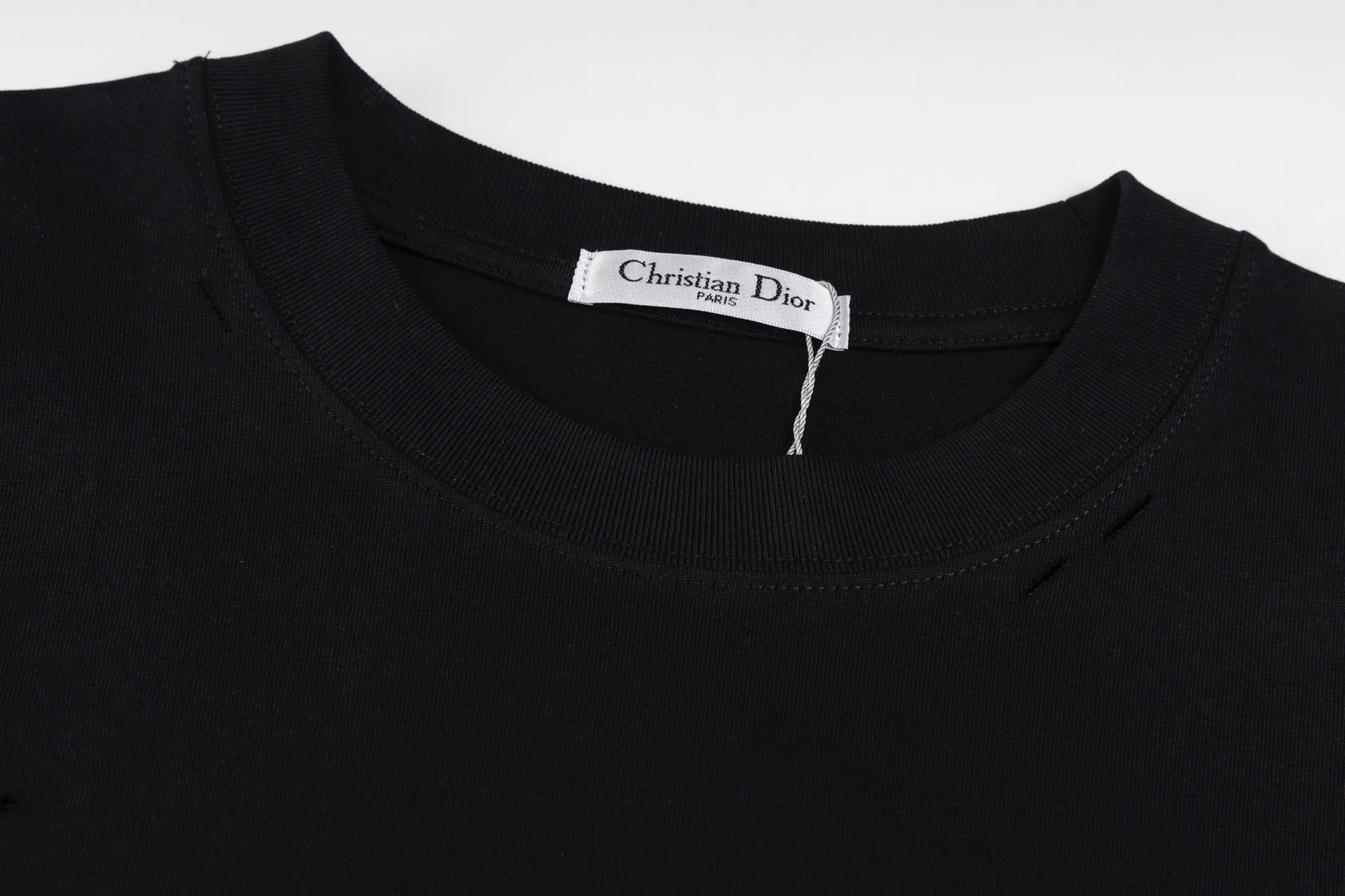 🅿️240 Style No. B45 Dior frayed letter print long T consistent style on DIOR official website Fabric: 32-count double yarn 300g pure cotton fabric Weaving and dyeing threads of the same color in the same cylinder Process: imported machine white ink direct-jet printing ➕ fraying technology Supporting: three-standard complete cardboard oil paper code sticker packaging High temperature pre-shrinking process before production will not shrink and deformation Imported machine professional plate production os version Can wear up to 200 pounds. The size is measured manually. The error of 2-3cm is normal. Color: black white size: s m l xl