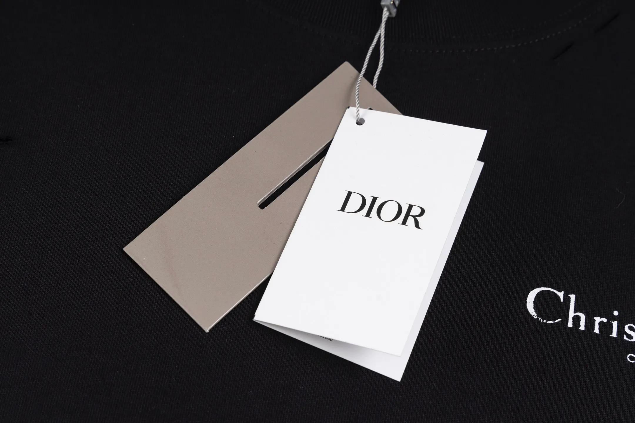 🅿️240 Style No. B45 Dior frayed letter print long T consistent style on DIOR official website Fabric: 32-count double yarn 300g pure cotton fabric Weaving and dyeing threads of the same color in the same cylinder Process: imported machine white ink direct-jet printing ➕ fraying technology Supporting: three-standard complete cardboard oil paper code sticker packaging High temperature pre-shrinking process before production will not shrink and deformation Imported machine professional plate production os version Can wear up to 200 pounds. The size is measured manually. The error of 2-3cm is normal. Color: black white size: s m l xl