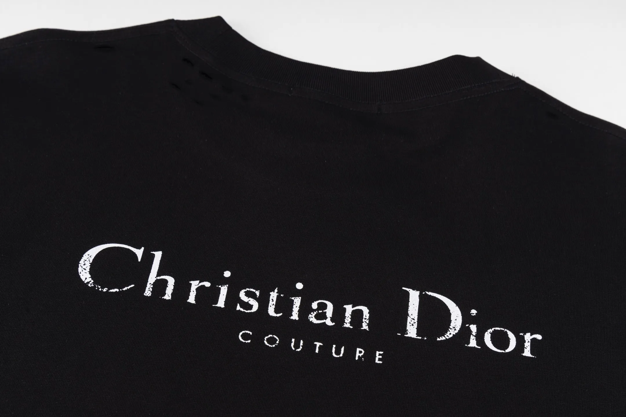 🅿️240 Style No. B45 Dior frayed letter print long T consistent style on DIOR official website Fabric: 32-count double yarn 300g pure cotton fabric Weaving and dyeing threads of the same color in the same cylinder Process: imported machine white ink direct-jet printing ➕ fraying technology Supporting: three-standard complete cardboard oil paper code sticker packaging High temperature pre-shrinking process before production will not shrink and deformation Imported machine professional plate production os version Can wear up to 200 pounds. The size is measured manually. The error of 2-3cm is normal. Color: black white size: s m l xl