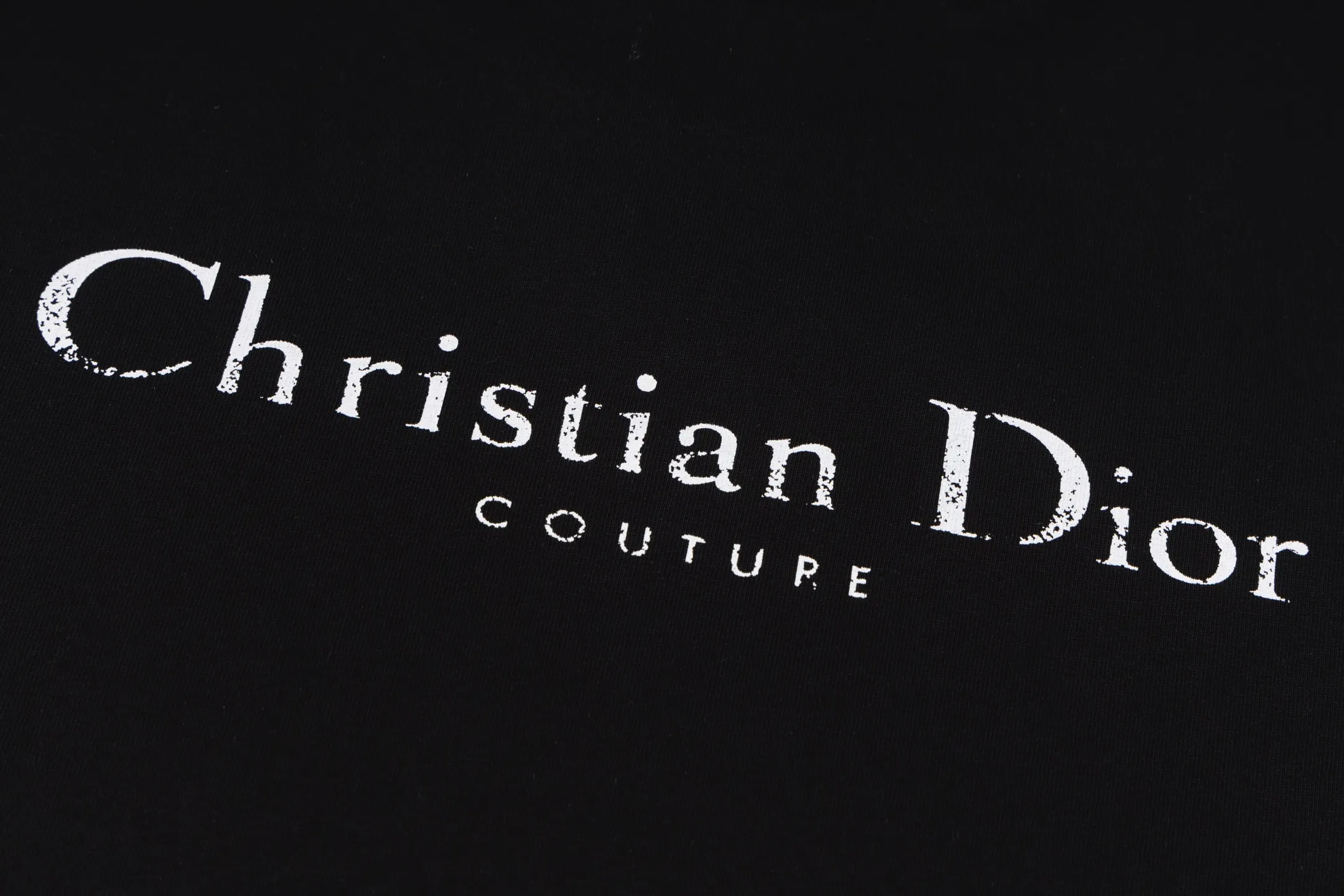 🅿️240 Style No. B45 Dior frayed letter print long T consistent style on DIOR official website Fabric: 32-count double yarn 300g pure cotton fabric Weaving and dyeing threads of the same color in the same cylinder Process: imported machine white ink direct-jet printing ➕ fraying technology Supporting: three-standard complete cardboard oil paper code sticker packaging High temperature pre-shrinking process before production will not shrink and deformation Imported machine professional plate production os version Can wear up to 200 pounds. The size is measured manually. The error of 2-3cm is normal. Color: black white size: s m l xl