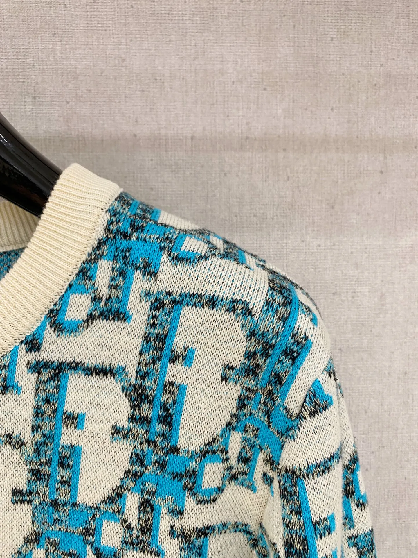 🅿️440 Dior 2025ss autumn and winter new stylish casual round neck sweater high-end wool blend comfortable and warm! Anti-pilling👍🏼Does not irritate the skin, can be worn close to the body, designed with luxurious classic elements! There is no overly complicated craftsmanship. It is about the integration of design and materials. Simple European style. A must-have for autumn and winter. Counter size: M-3XL