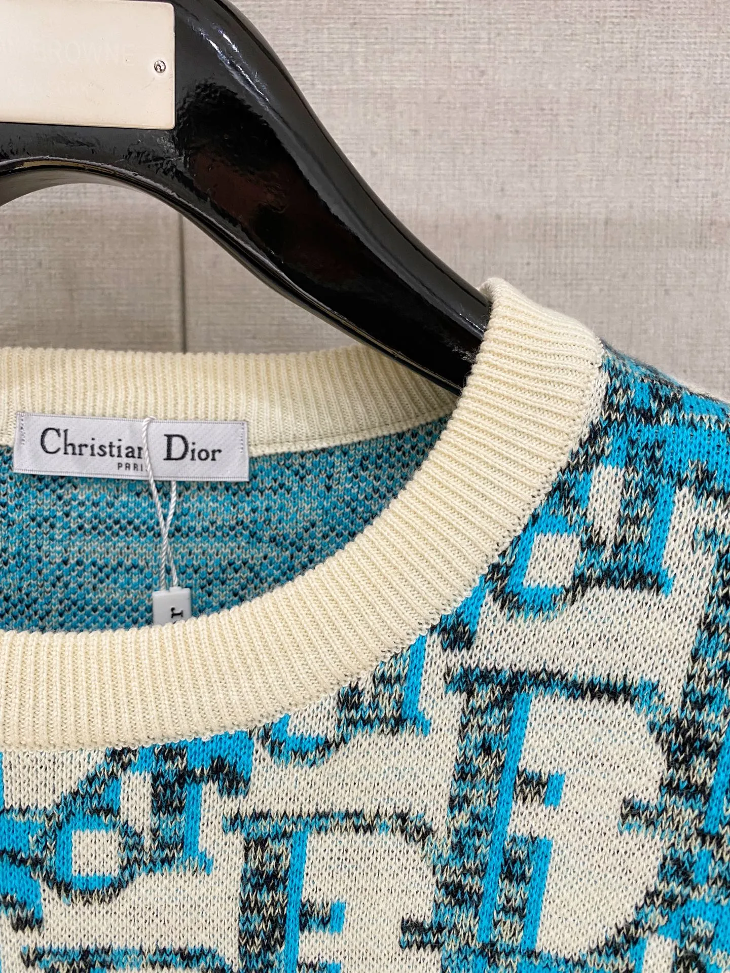 🅿️440 Dior 2025ss autumn and winter new stylish casual round neck sweater high-end wool blend comfortable and warm! Anti-pilling👍🏼Does not irritate the skin, can be worn close to the body, designed with luxurious classic elements! There is no overly complicated craftsmanship. It is about the integration of design and materials. Simple European style. A must-have for autumn and winter. Counter size: M-3XL