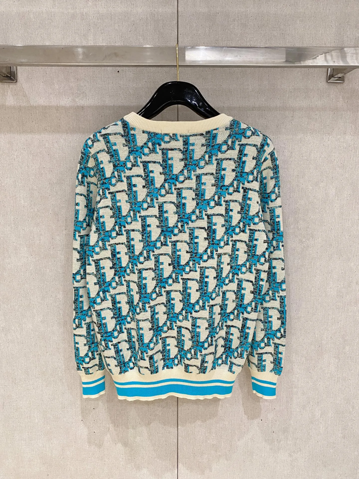 🅿️440 Dior 2025ss autumn and winter new stylish casual round neck sweater high-end wool blend comfortable and warm! Anti-pilling👍🏼Does not irritate the skin, can be worn close to the body, designed with luxurious classic elements! There is no overly complicated craftsmanship. It is about the integration of design and materials. Simple European style. A must-have for autumn and winter. Counter size: M-3XL