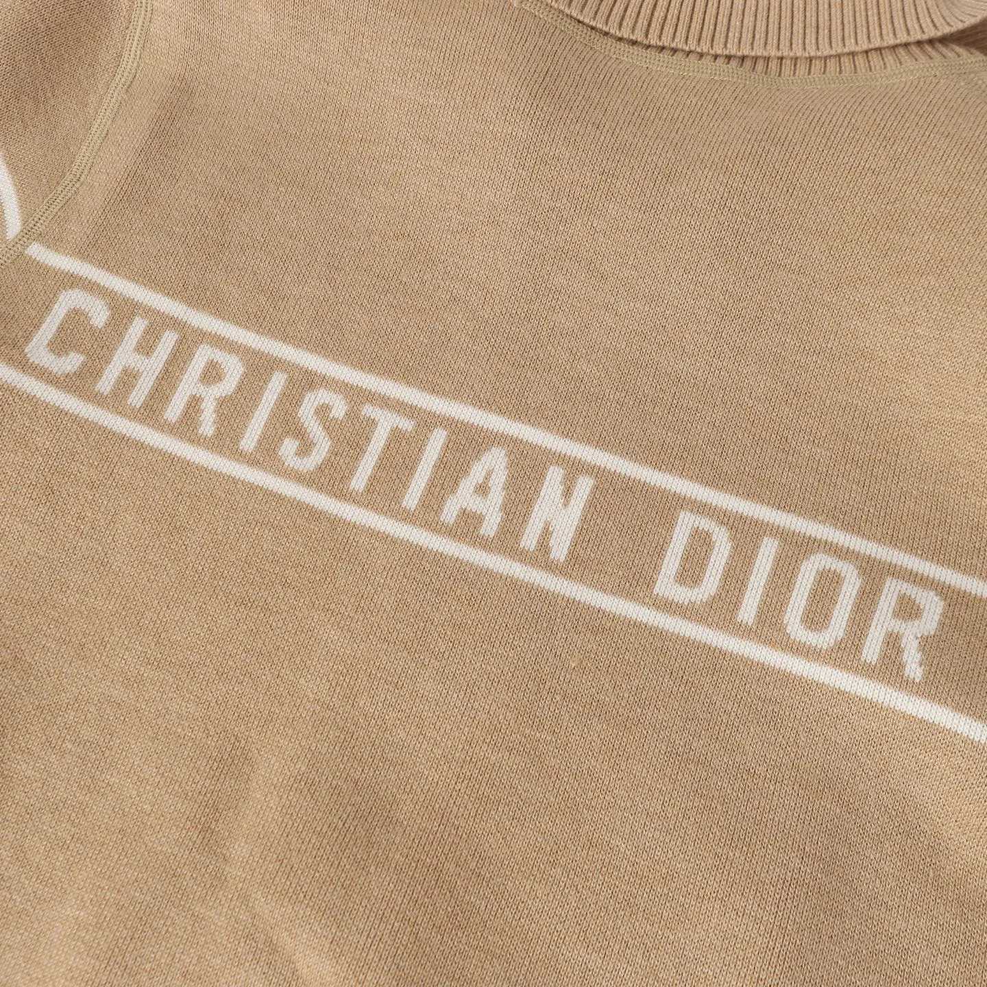 🅿️530 CD 25FW presbyopic double-sided military collar zipper knitted jacket (khaki). The original purchase was 32,000 and developed. The fabric is carefully made of high-quality cashmere blended knitted fabric. This DIOR cardigan reinterprets the brand's classic logo in an innovative way. The double-sided design brings two wearing styles: one side is simple and pure gray, and the other side shows the iconic Oblique print pattern. The short slim fit and front zipper closure make it easy to wear on a daily basis. The details are ribbed on the collar, cuffs and hem to ensure comfort and maintain the silhouette. The medium-thick knit gives the garment just the right amount of warmth and drape. The lining-free design maintains the overall lightness. Professional dry cleaning is recommended. This cardigan can be layered with Oblique printed items from the same series to easily create a layered and exquisite look, perfectly demonstrating DIOR's ultimate pursuit of materials and craftsmanship. Size:S/M/L