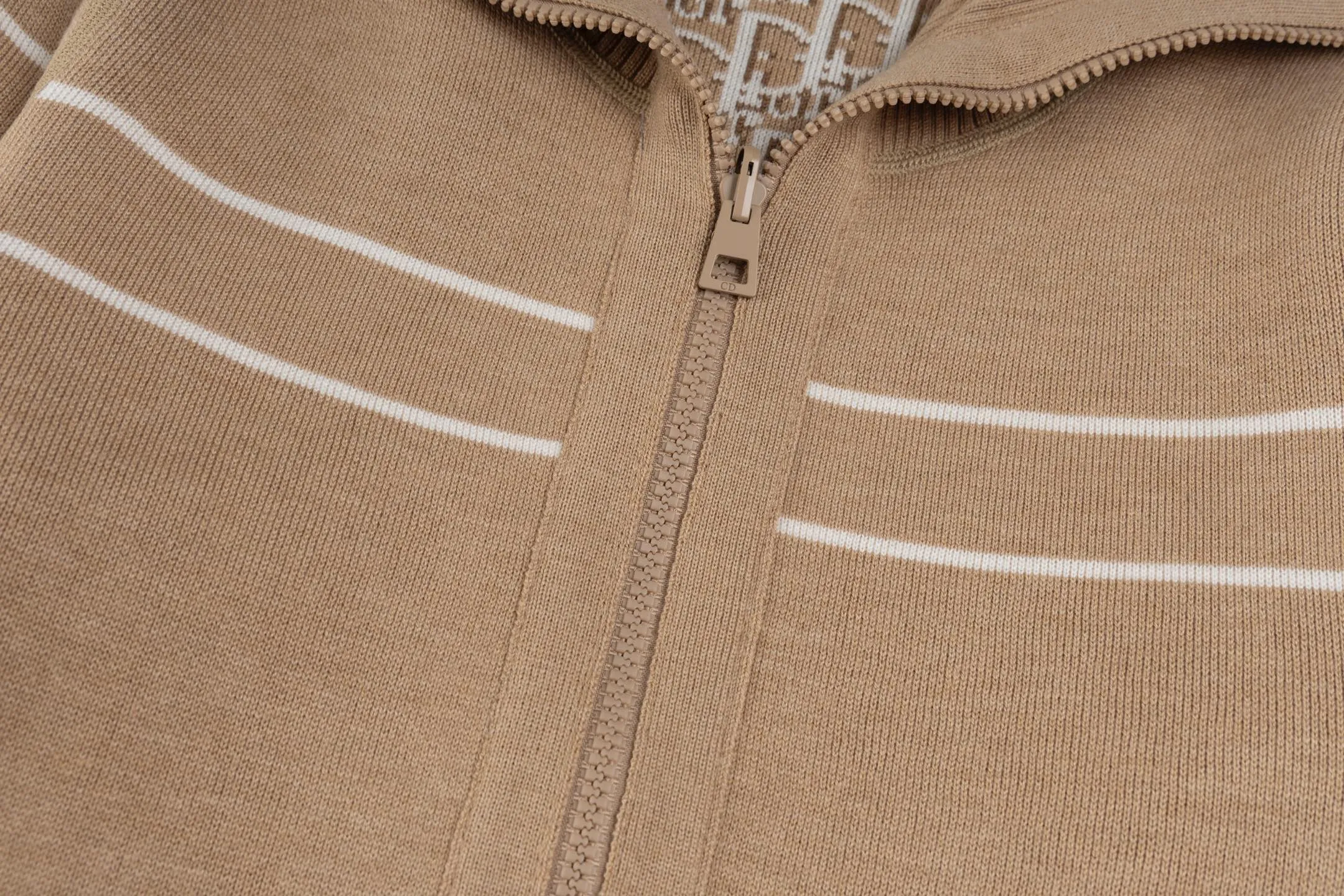 🅿️530 CD 25FW presbyopic double-sided military collar zipper knitted jacket (khaki). The original purchase was 32,000 and developed. The fabric is carefully made of high-quality cashmere blended knitted fabric. This DIOR cardigan reinterprets the brand's classic logo in an innovative way. The double-sided design brings two wearing styles: one side is simple and pure gray, and the other side shows the iconic Oblique print pattern. The short slim fit and front zipper closure make it easy to wear on a daily basis. The details are ribbed on the collar, cuffs and hem to ensure comfort and maintain the silhouette. The medium-thick knit gives the garment just the right amount of warmth and drape. The lining-free design maintains the overall lightness. Professional dry cleaning is recommended. This cardigan can be layered with Oblique printed items from the same series to easily create a layered and exquisite look, perfectly demonstrating DIOR's ultimate pursuit of materials and craftsmanship. Size:S/M/L