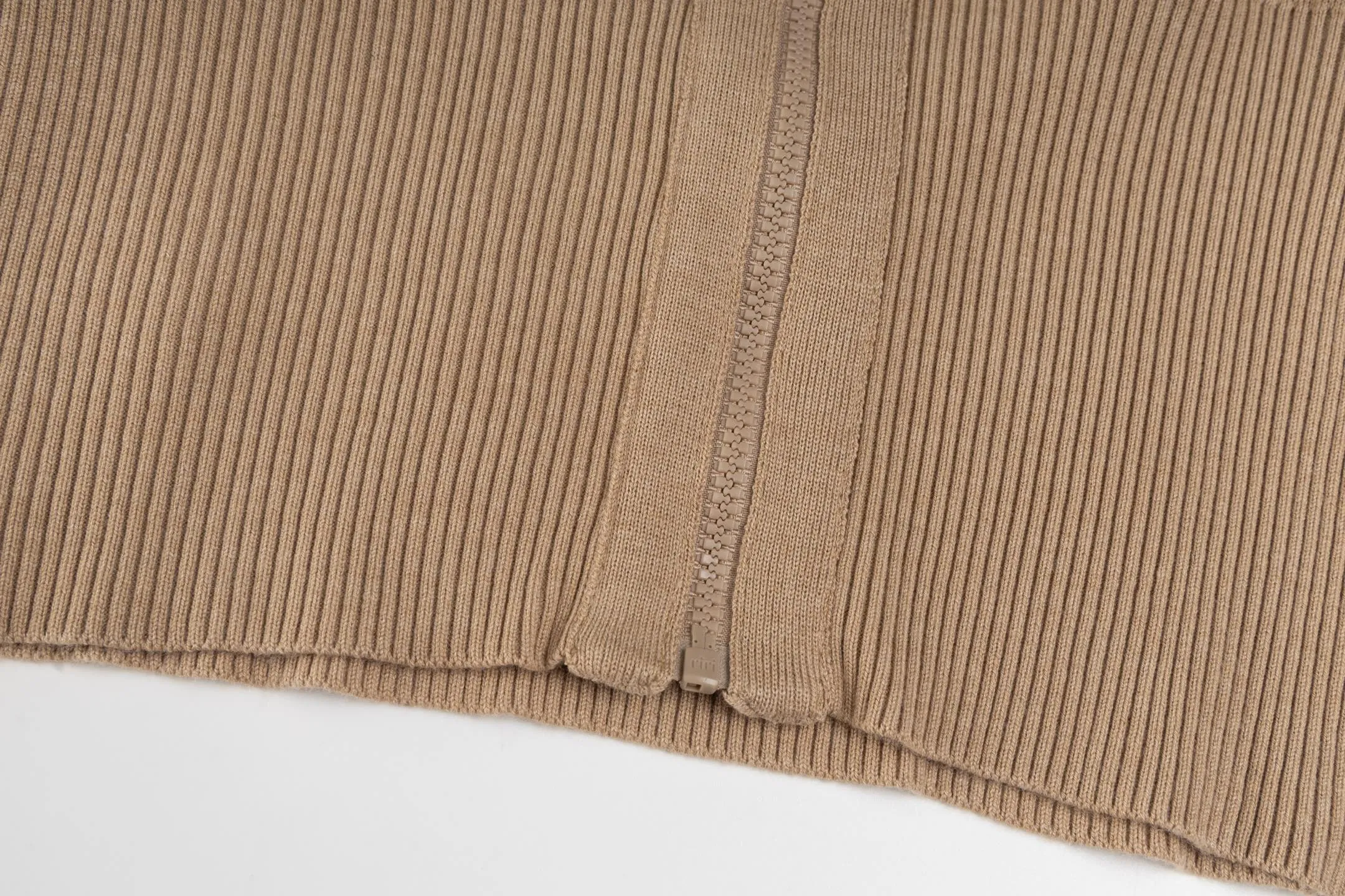 🅿️530 CD 25FW presbyopic double-sided military collar zipper knitted jacket (khaki). The original purchase was 32,000 and developed. The fabric is carefully made of high-quality cashmere blended knitted fabric. This DIOR cardigan reinterprets the brand's classic logo in an innovative way. The double-sided design brings two wearing styles: one side is simple and pure gray, and the other side shows the iconic Oblique print pattern. The short slim fit and front zipper closure make it easy to wear on a daily basis. The details are ribbed on the collar, cuffs and hem to ensure comfort and maintain the silhouette. The medium-thick knit gives the garment just the right amount of warmth and drape. The lining-free design maintains the overall lightness. Professional dry cleaning is recommended. This cardigan can be layered with Oblique printed items from the same series to easily create a layered and exquisite look, perfectly demonstrating DIOR's ultimate pursuit of materials and craftsmanship. Size:S/M/L
