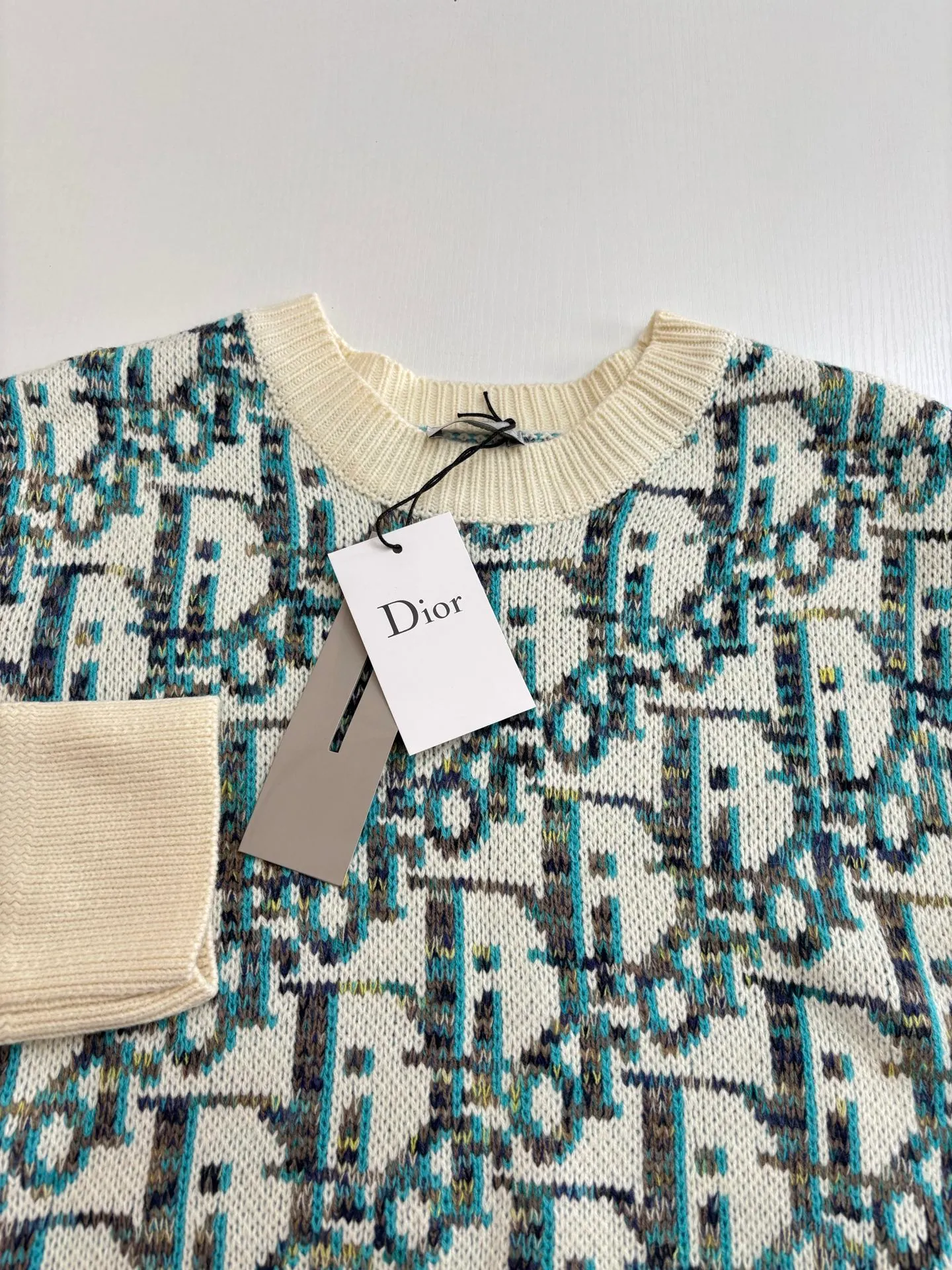 🅿️460 Dio*/Dior 25Fw new full-print jacquard crew neck sweater, purchased from the national specialty company for 14,000 ZP operation, the yarn is dyed in beige, blue, brown, yellow yarn, 100% wool yarn is twisted into strands, imported 7-needle jacquard yarn is clear and textured, with obvious wool fiber on the surface, special hemless design, perfect with macaron color upper body, full body jacquard Size：S/M/L