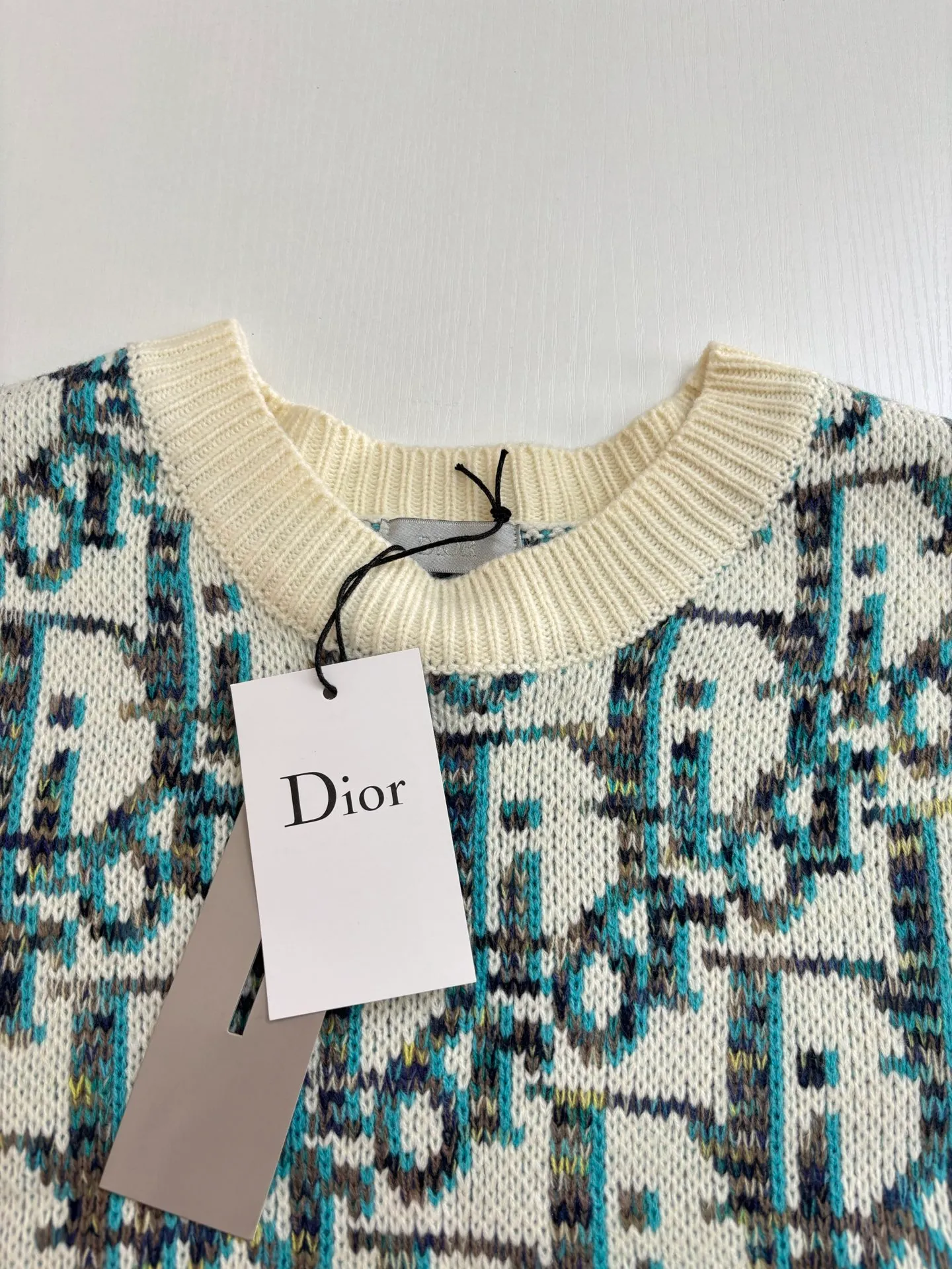 🅿️460 Dio*/Dior 25Fw new full-print jacquard crew neck sweater, purchased from the national specialty company for 14,000 ZP operation, the yarn is dyed in beige, blue, brown, yellow yarn, 100% wool yarn is twisted into strands, imported 7-needle jacquard yarn is clear and textured, with obvious wool fiber on the surface, special hemless design, perfect with macaron color upper body, full body jacquard Size：S/M/L