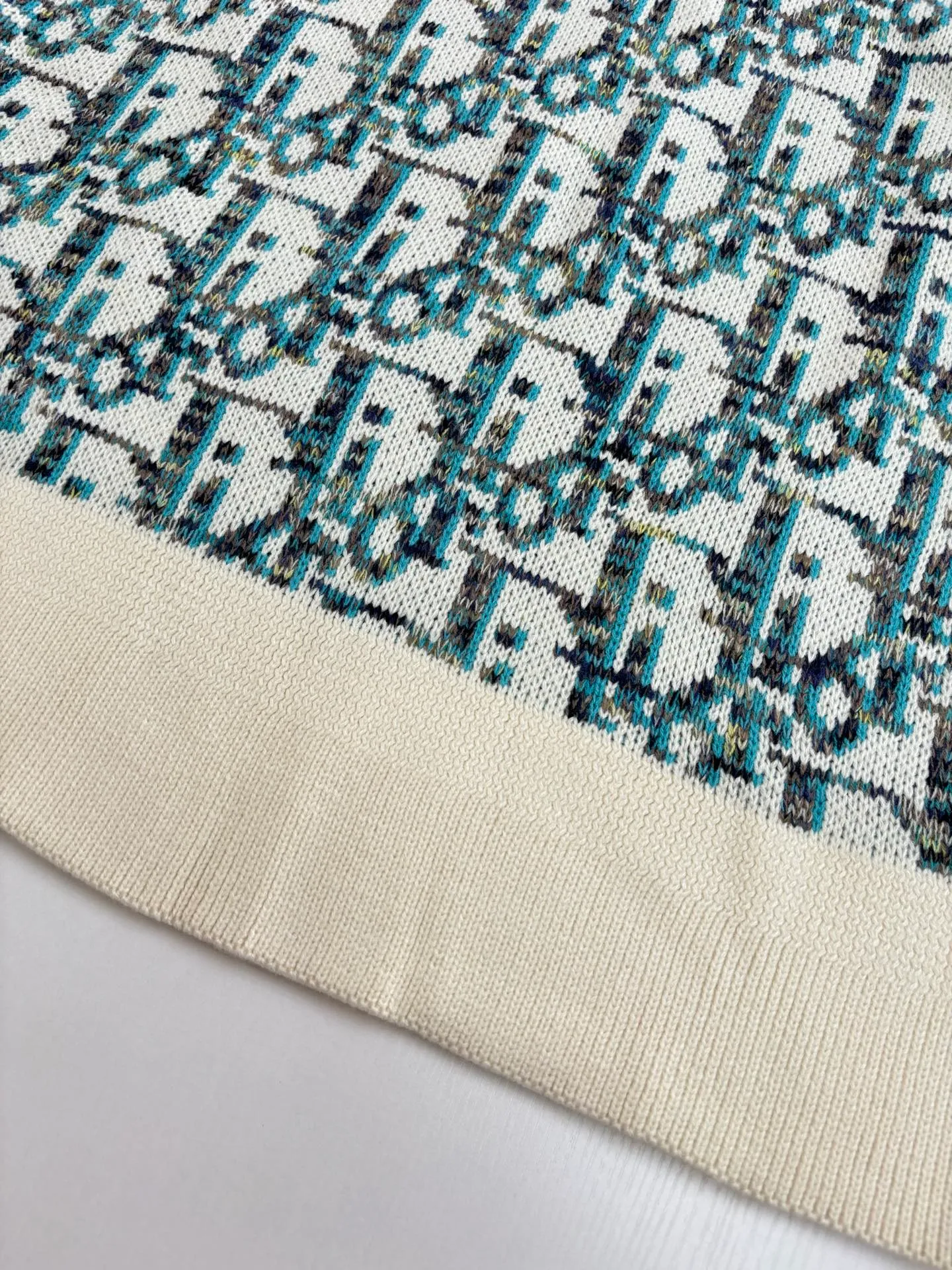 🅿️460 Dio*/Dior 25Fw new full-print jacquard crew neck sweater, purchased from the national specialty company for 14,000 ZP operation, the yarn is dyed in beige, blue, brown, yellow yarn, 100% wool yarn is twisted into strands, imported 7-needle jacquard yarn is clear and textured, with obvious wool fiber on the surface, special hemless design, perfect with macaron color upper body, full body jacquard Size：S/M/L