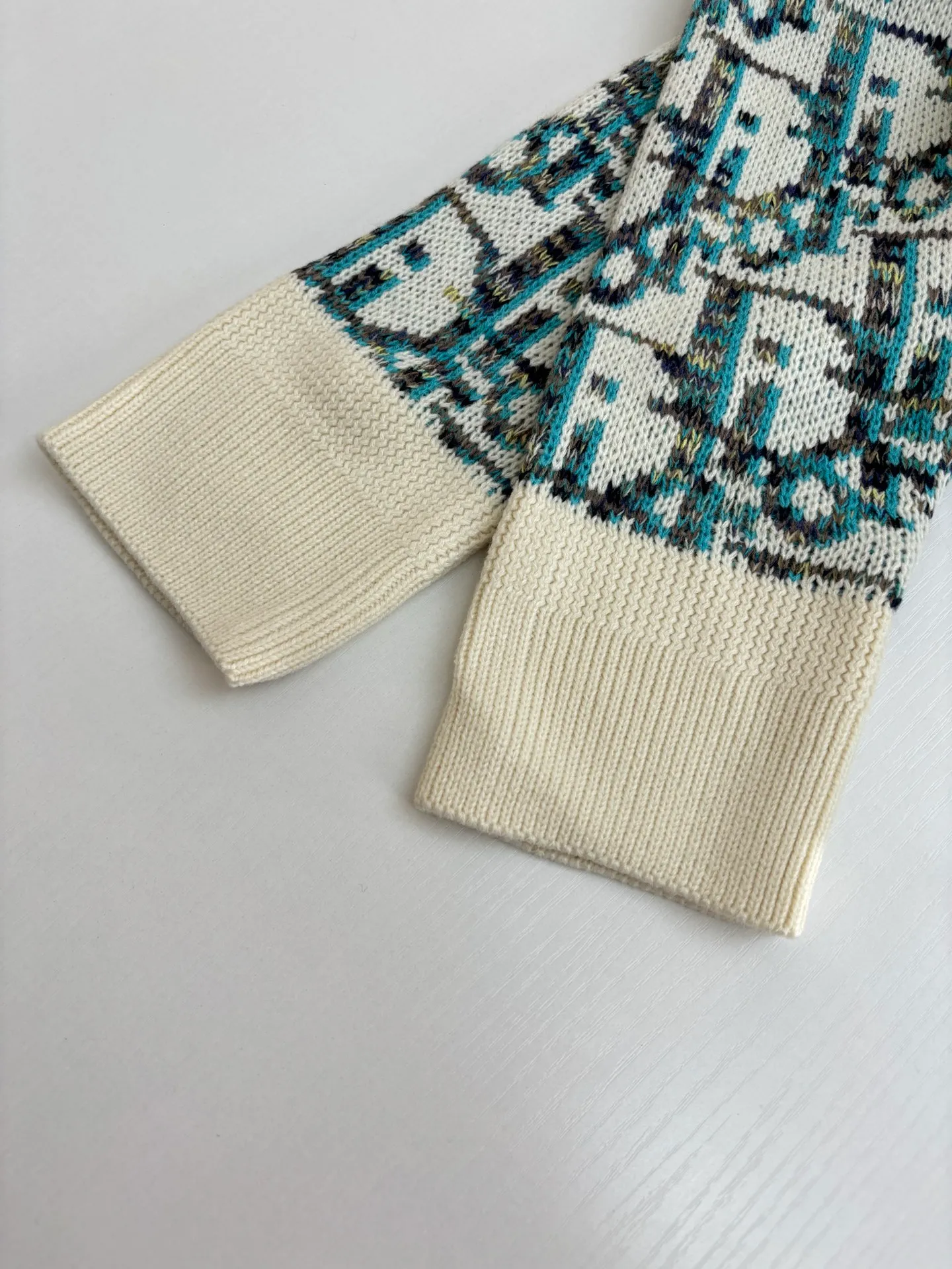 🅿️460 Dio*/Dior 25Fw new full-print jacquard crew neck sweater, purchased from the national specialty company for 14,000 ZP operation, the yarn is dyed in beige, blue, brown, yellow yarn, 100% wool yarn is twisted into strands, imported 7-needle jacquard yarn is clear and textured, with obvious wool fiber on the surface, special hemless design, perfect with macaron color upper body, full body jacquard Size：S/M/L