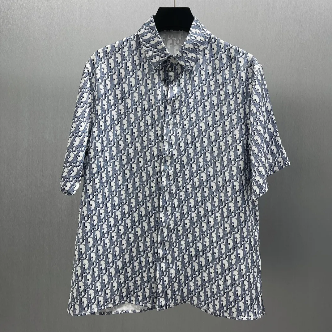 🅿️400 🧧CD logo classic presbyopic shirt Size S-XL This country shirt is decorated with classic Oblique print. Crafted from white and blue mulberry silk twill fabric, it features a peaked collar and arc-shaped hem for a casual style. Wear with the matching pajamas or shorts for a sophisticated look.