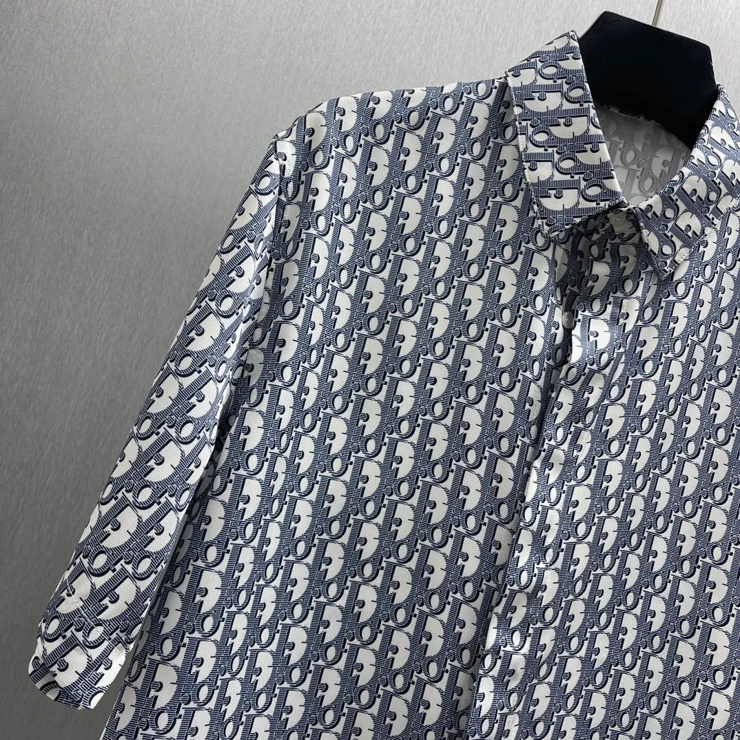 🅿️400 🧧CD logo classic presbyopic shirt Size S-XL This country shirt is decorated with classic Oblique print. Crafted from white and blue mulberry silk twill fabric, it features a peaked collar and arc-shaped hem for a casual style. Wear with the matching pajamas or shorts for a sophisticated look.