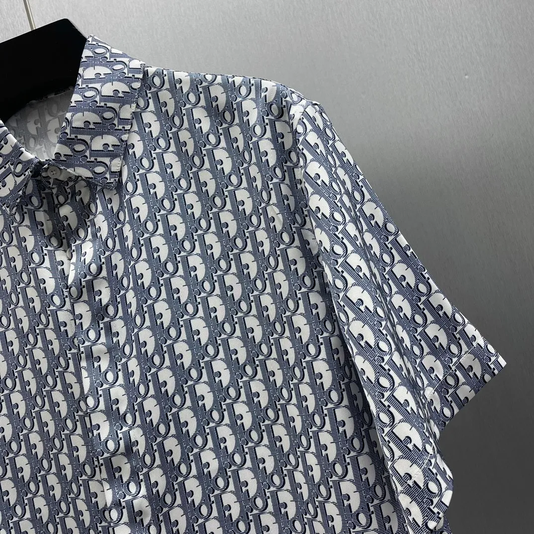 🅿️400 🧧CD logo classic presbyopic shirt Size S-XL This country shirt is decorated with classic Oblique print. Crafted from white and blue mulberry silk twill fabric, it features a peaked collar and arc-shaped hem for a casual style. Wear with the matching pajamas or shorts for a sophisticated look.