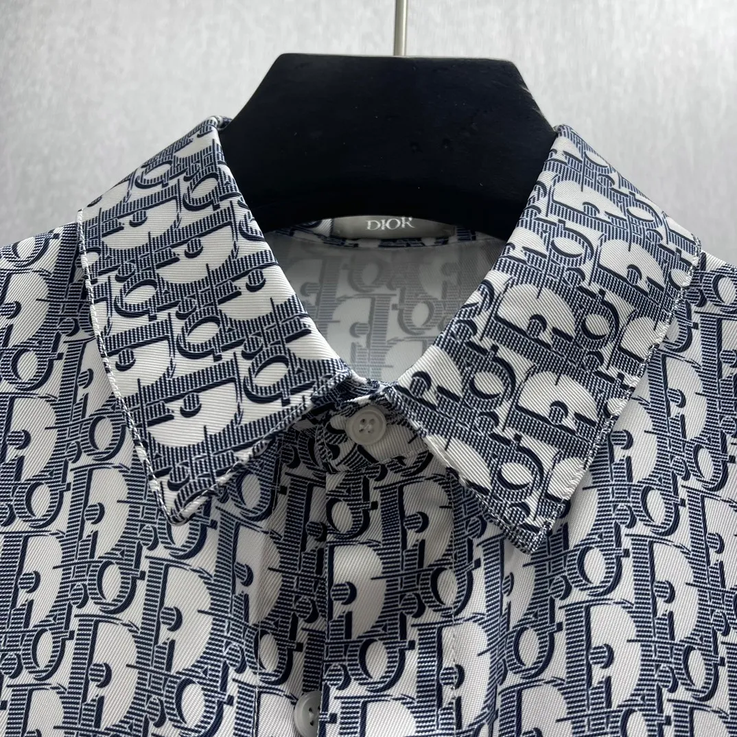 🅿️400 🧧CD logo classic presbyopic shirt Size S-XL This country shirt is decorated with classic Oblique print. Crafted from white and blue mulberry silk twill fabric, it features a peaked collar and arc-shaped hem for a casual style. Wear with the matching pajamas or shorts for a sophisticated look.