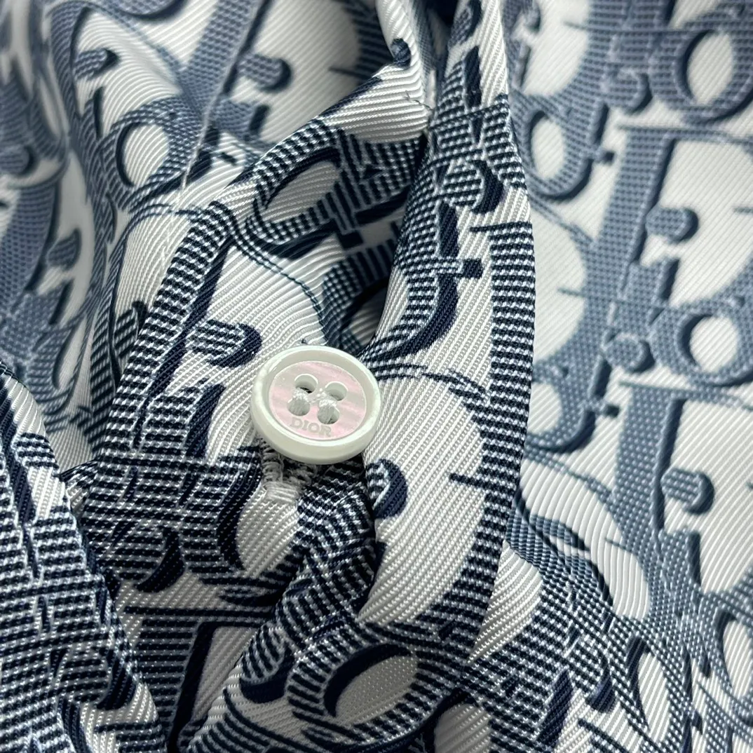 🅿️400 🧧CD logo classic presbyopic shirt Size S-XL This country shirt is decorated with classic Oblique print. Crafted from white and blue mulberry silk twill fabric, it features a peaked collar and arc-shaped hem for a casual style. Wear with the matching pajamas or shorts for a sophisticated look.