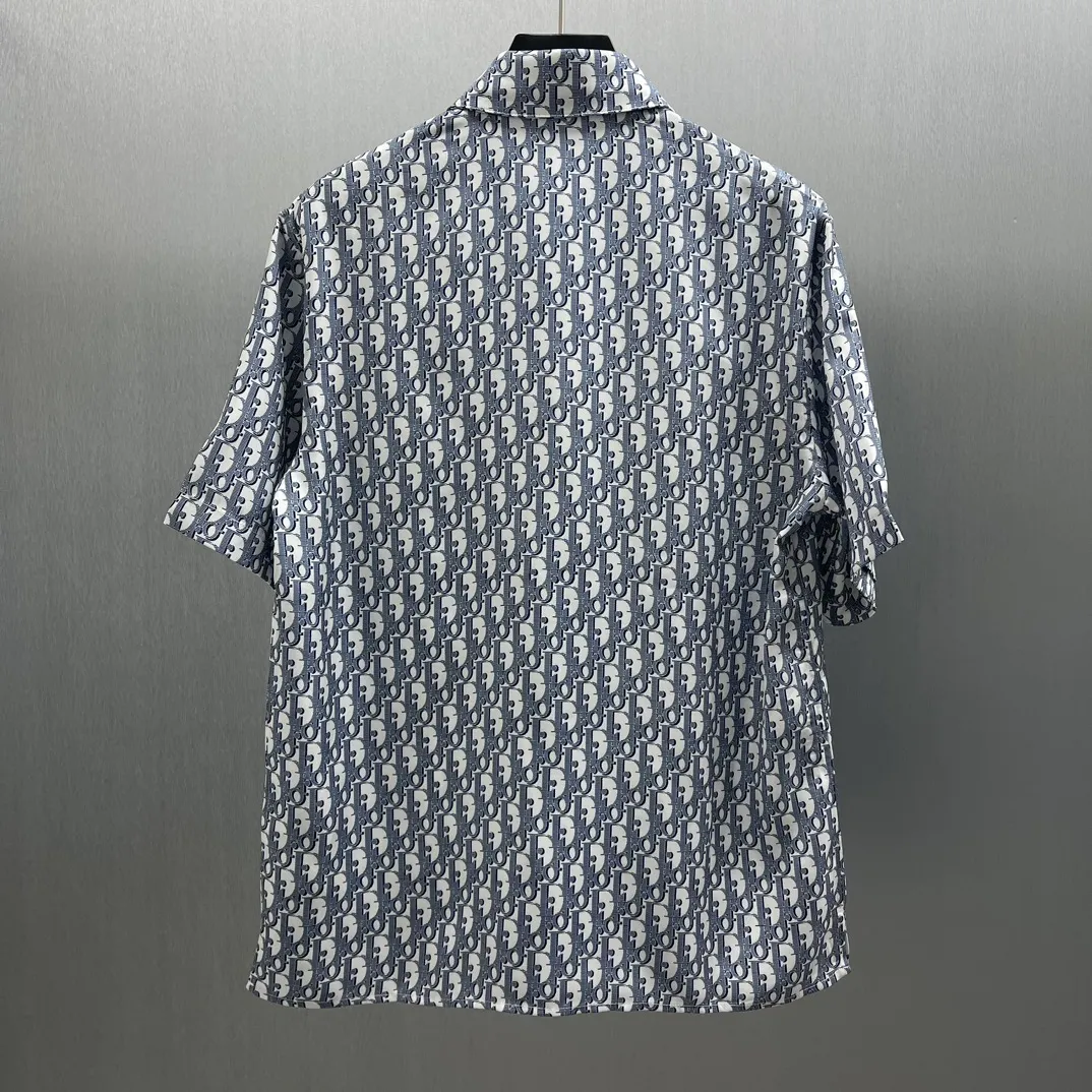🅿️400 🧧CD logo classic presbyopic shirt Size S-XL This country shirt is decorated with classic Oblique print. Crafted from white and blue mulberry silk twill fabric, it features a peaked collar and arc-shaped hem for a casual style. Wear with the matching pajamas or shorts for a sophisticated look.